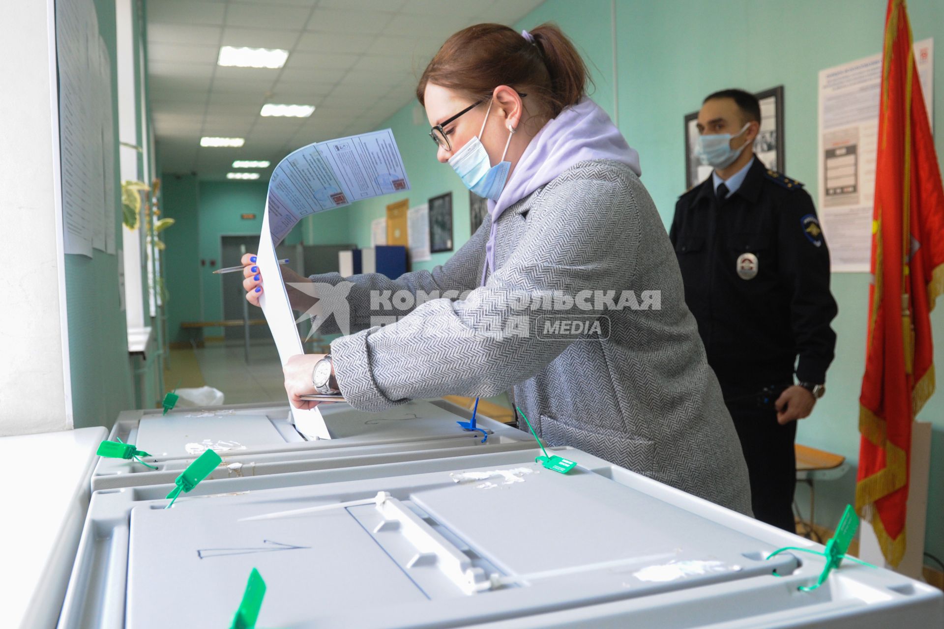 Санкт-Петербург. Голосование на выборах депутатов Государственной Думы. Избирательный участок.