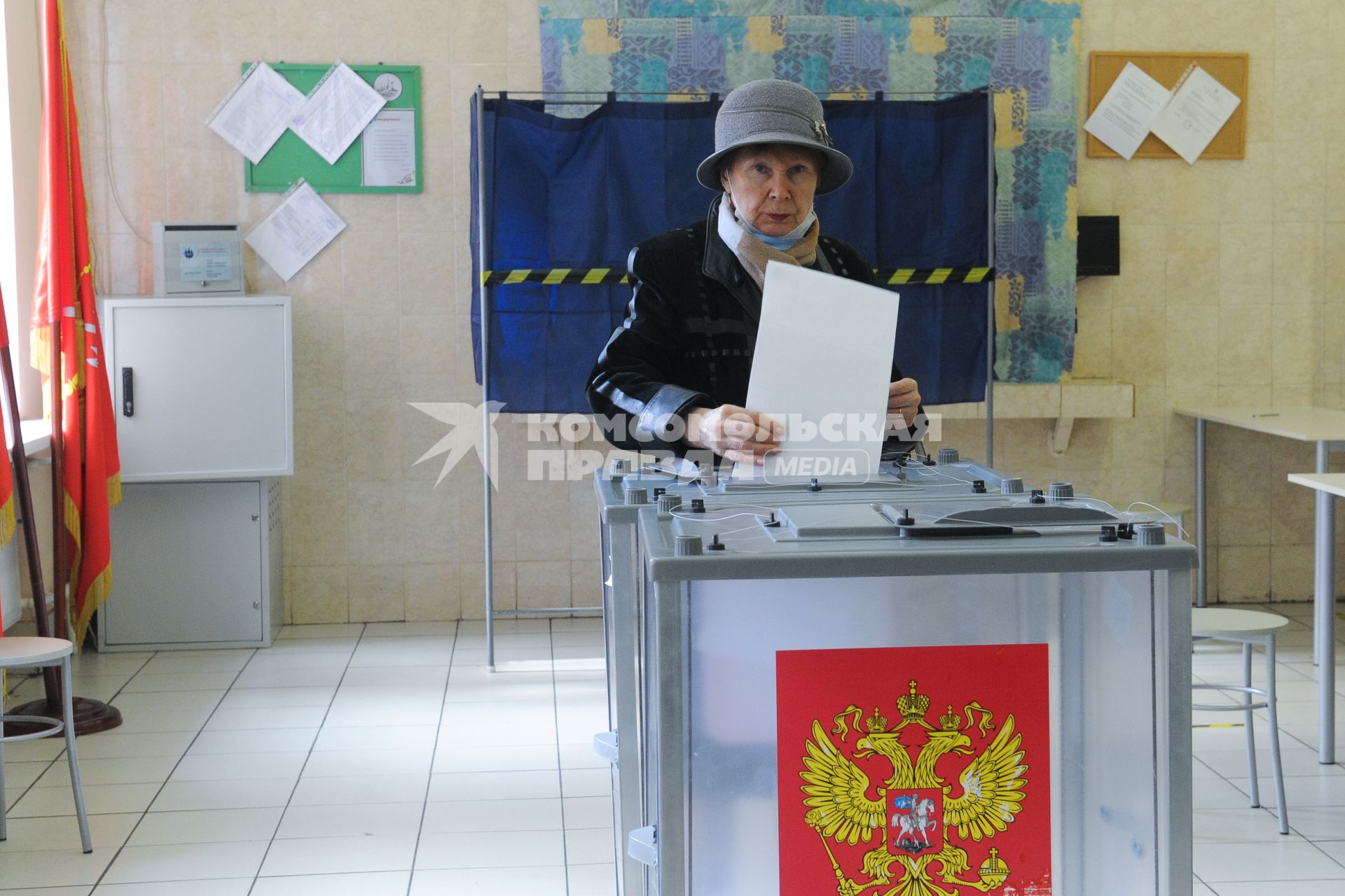 Санкт-Петербург. Голосование на выборах депутатов Государственной Думы. Избирательный участок.