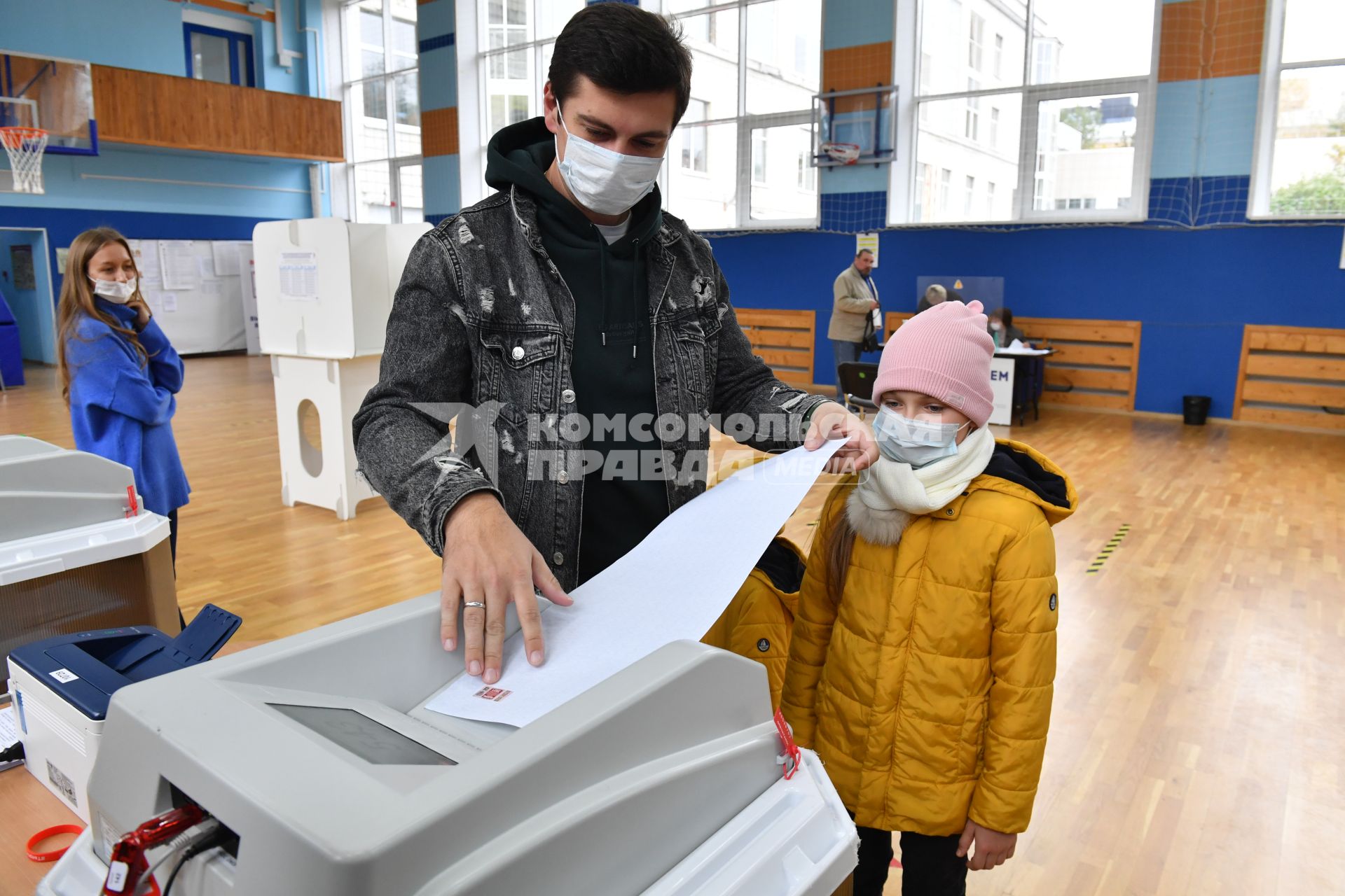 Москва. Голосование на выборах депутатов Государственной Думы РФ на избирательном участке #142 в Доме творчества на Миуссах.