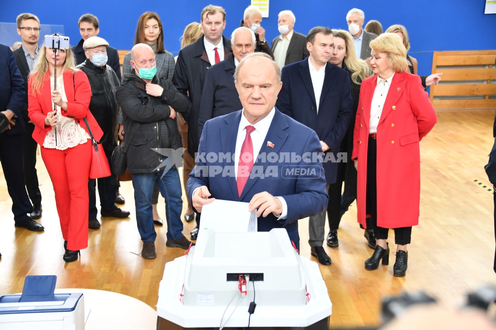 Москва. Председатель ЦК КПРФ, руководитель фракции КПРФ в Госдуме Геннадий Зюганов (в центере) во время голосования на выборах депутатов Государственной Думы РФ на избирательном участке #142 в Доме творчества на Миуссах.