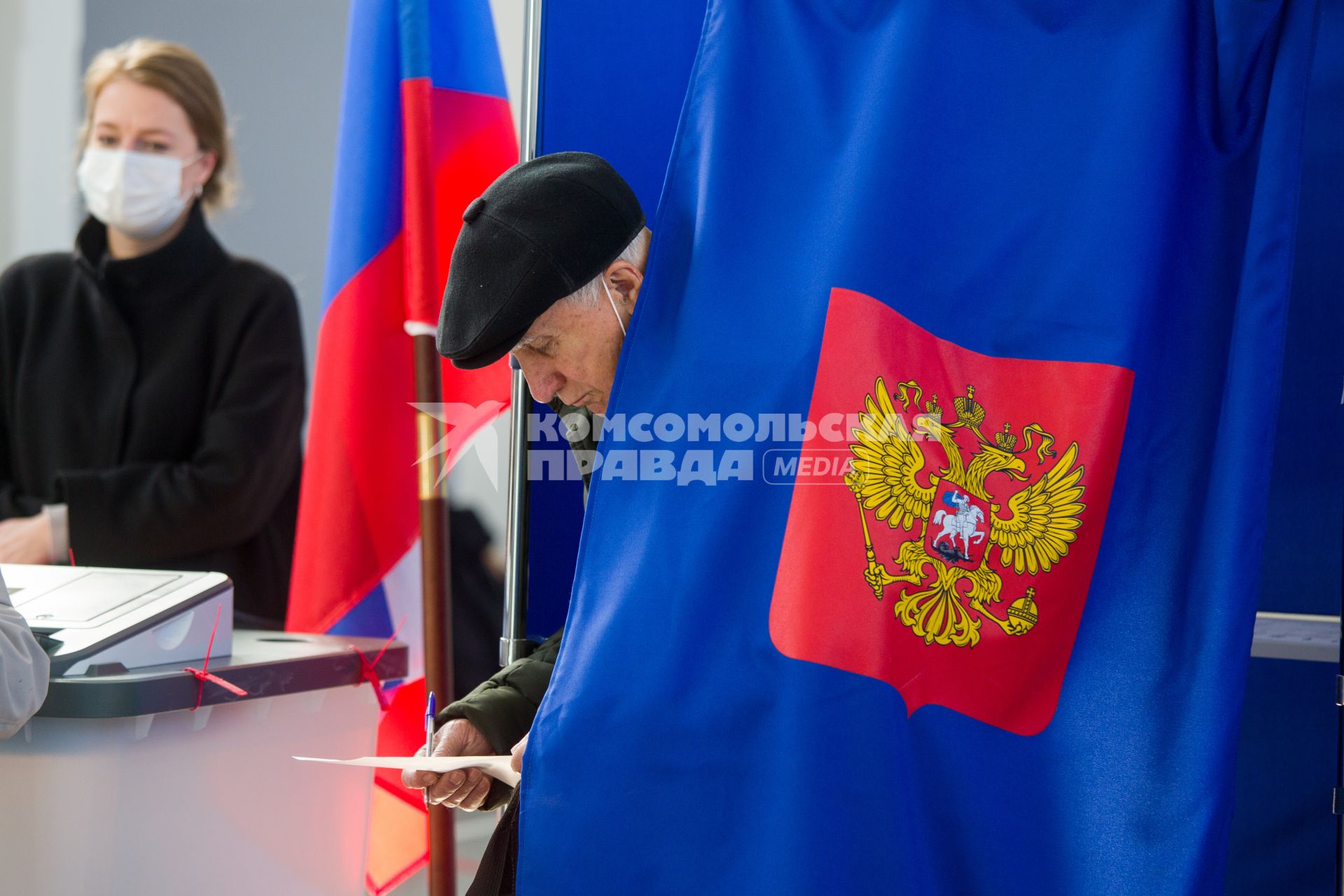 Санкт-Петербург. Голосование на выборах депутатов Государственной Думы РФ на избирательном участке.