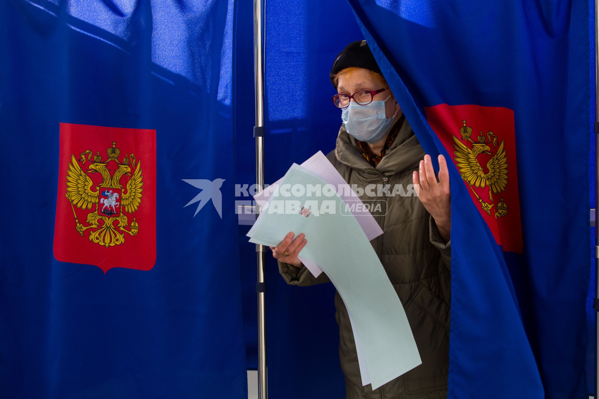 Санкт-Петербург. Голосование на выборах депутатов Государственной Думы РФ на избирательном участке.