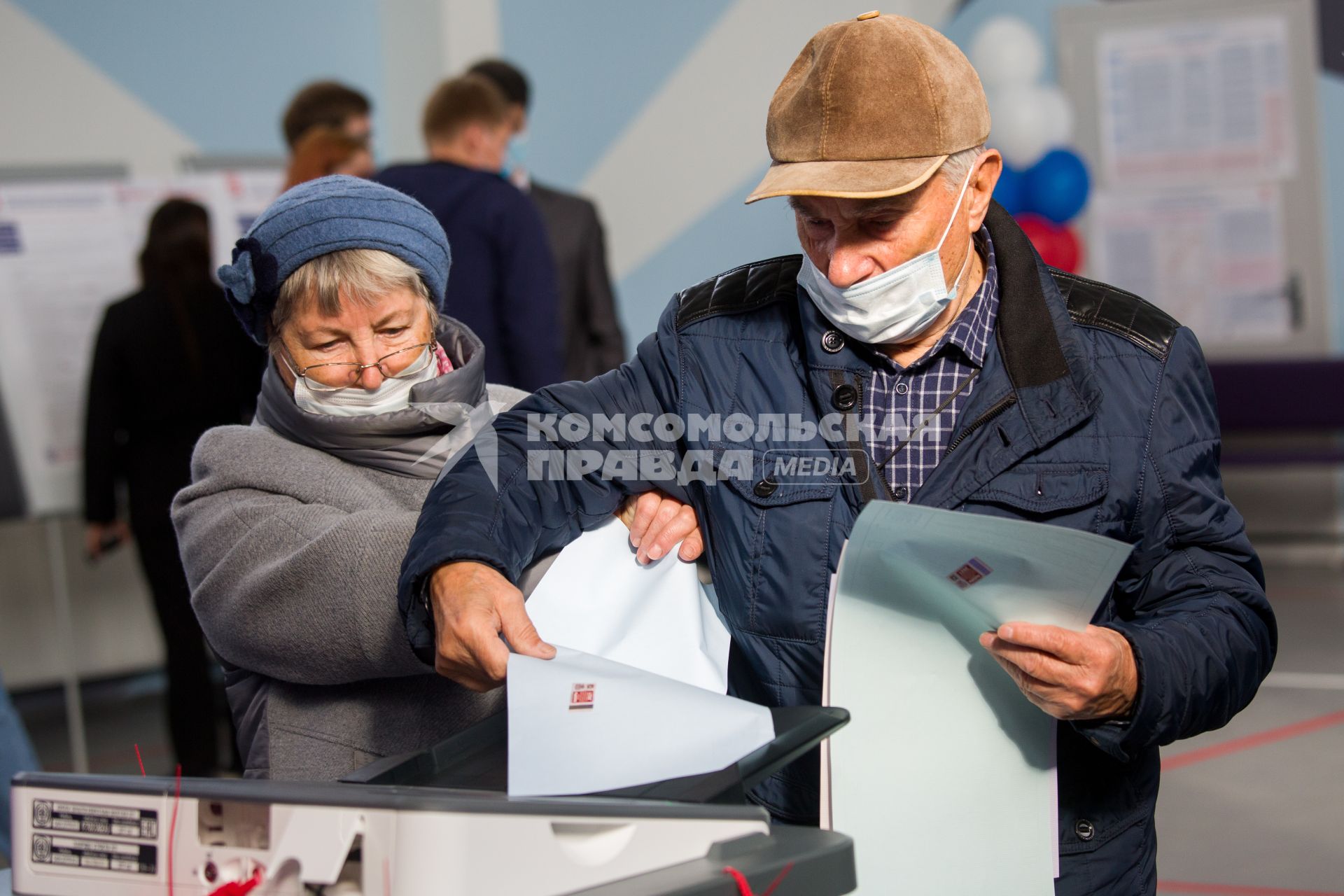 Санкт-Петербург. Голосование на выборах депутатов Государственной Думы РФ на избирательном участке.