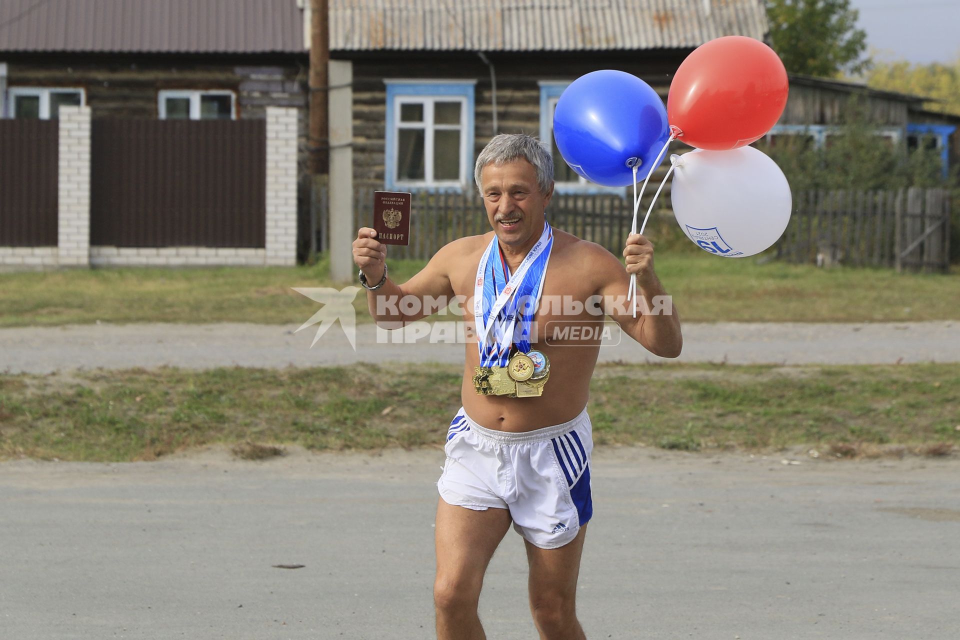 Алтайский край, п. Лесной. Алтайский `морж` Александр Зеленецкий перед голосованием на выборах депутатов Государственной Думы РФ на избирательном участке.