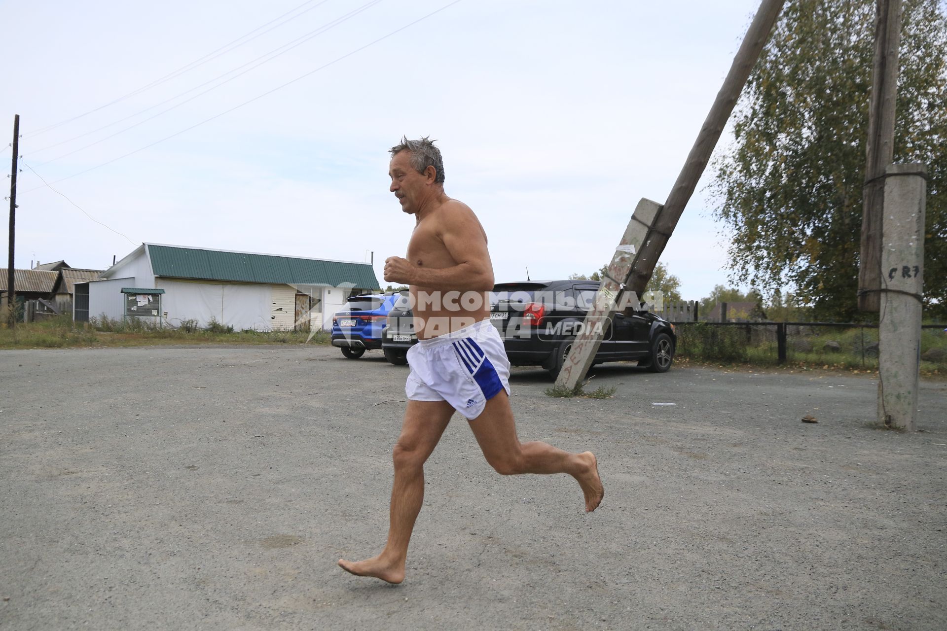 Алтайский край, п. Лесной. Алтайский `морж` Александр Зеленецкий во время пробежки.