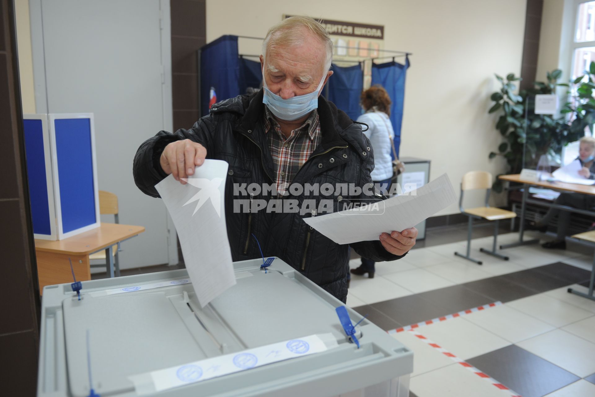 Санкт-Петербург. Голосование на выборах депутатов Государственной Думы. Избирательный участок.