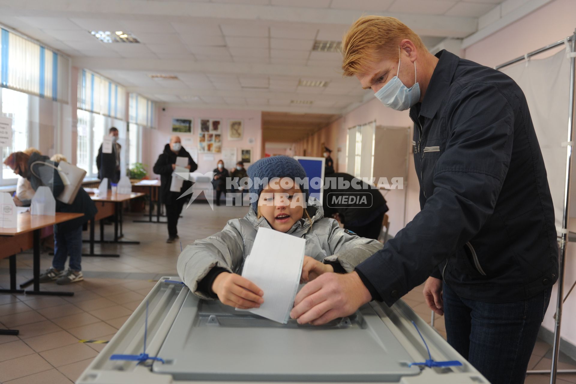 Санкт-Петербург. Голосование на выборах депутатов Государственной Думы. Избирательный участок.