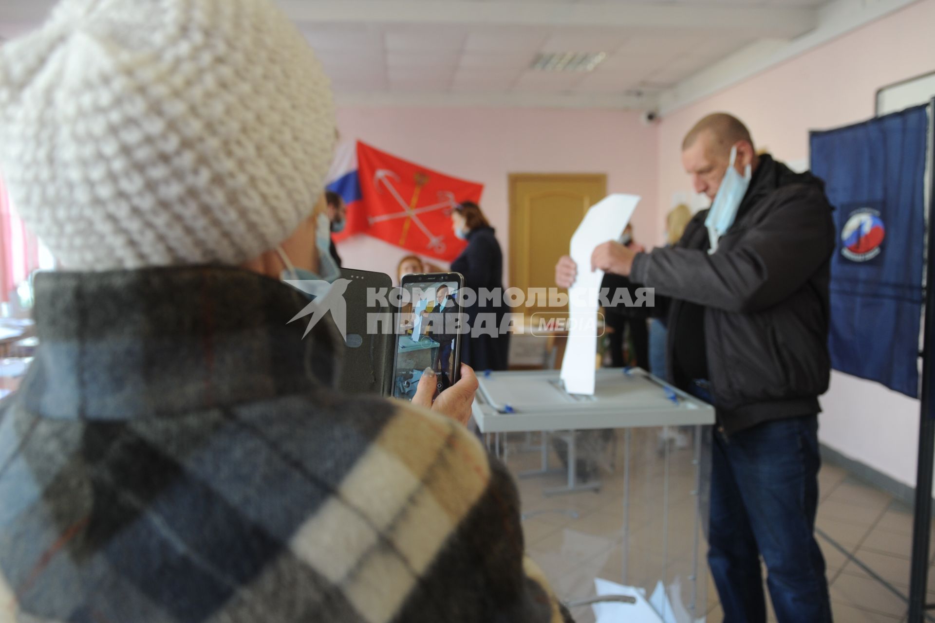 Санкт-Петербург. Голосование на выборах депутатов Государственной Думы. Избирательный участок.