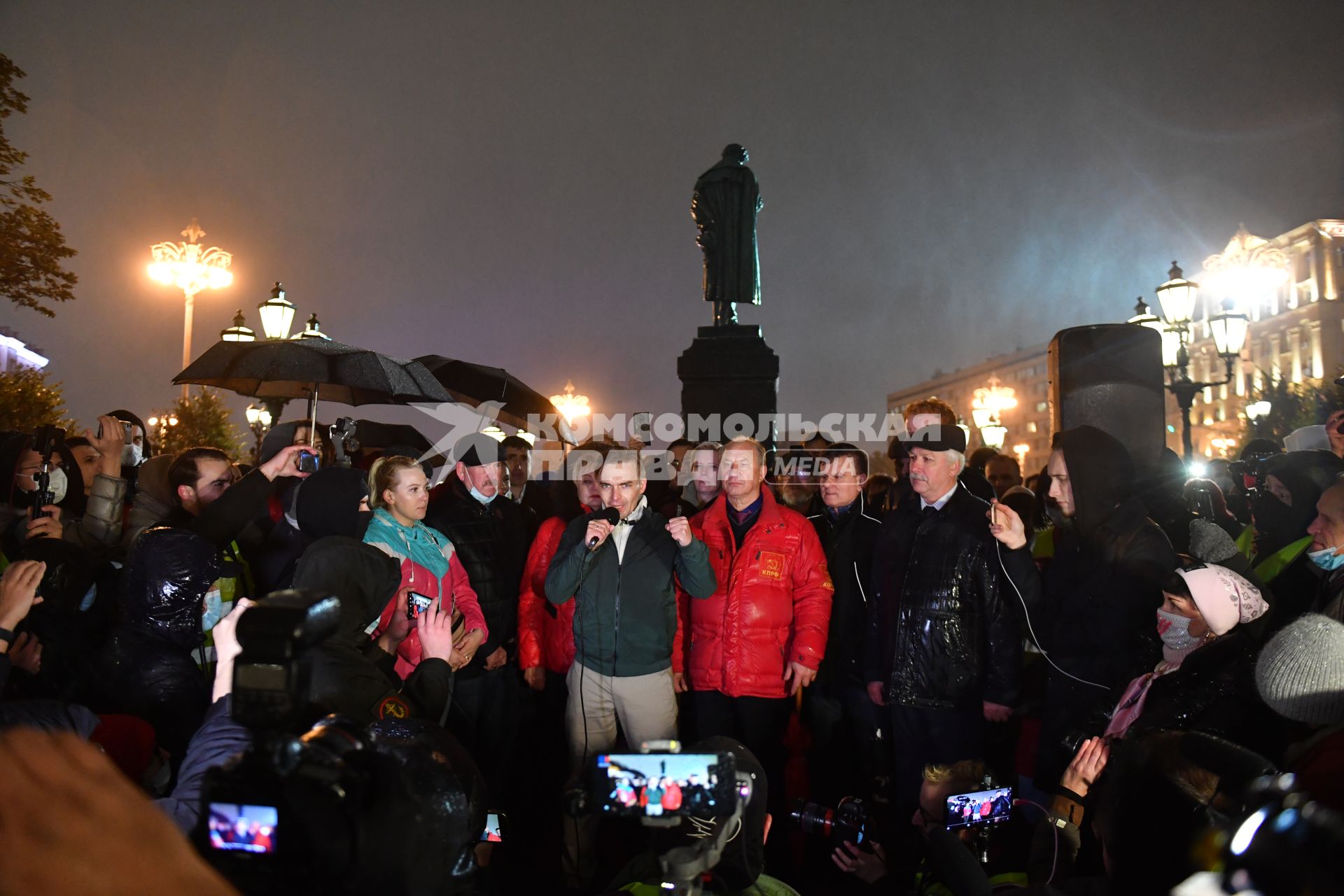 Москва. Первый секретарь Московского городского комитета, член президиума ЦК КПРФ Валерий Рашкин ( в красной куртке) во время несанкционированной акции протеста  КПРФ по итогам выборов депутатов Государственной Думы Федерального собрания РФ VIII созыва на Пушкинской площади.