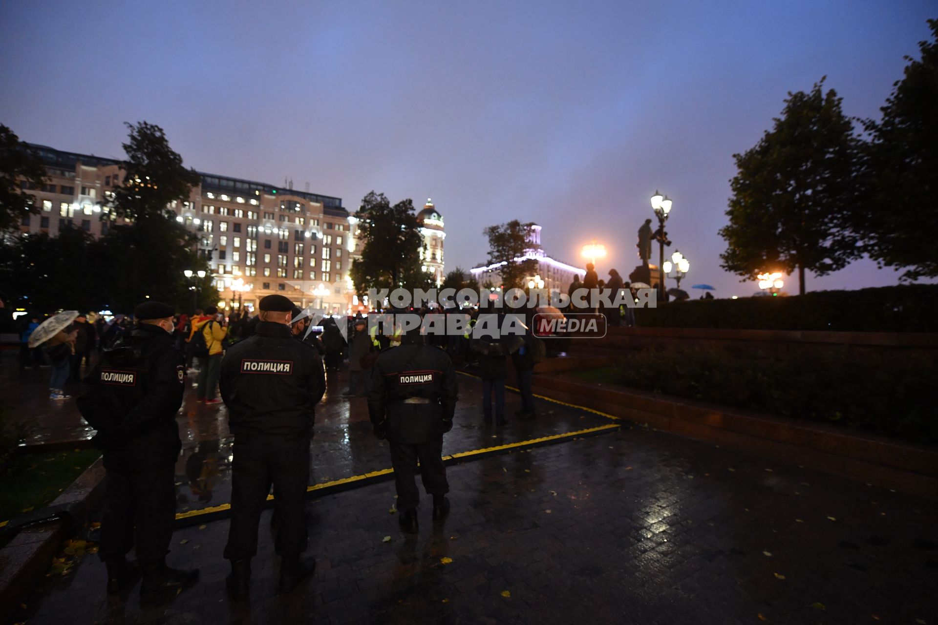 Москва.  Участники несанкционированной акции протеста  КПРФ по итогам выборов депутатов Государственной Думы Федерального собрания РФ VIII созыва на Пушкинской площади.