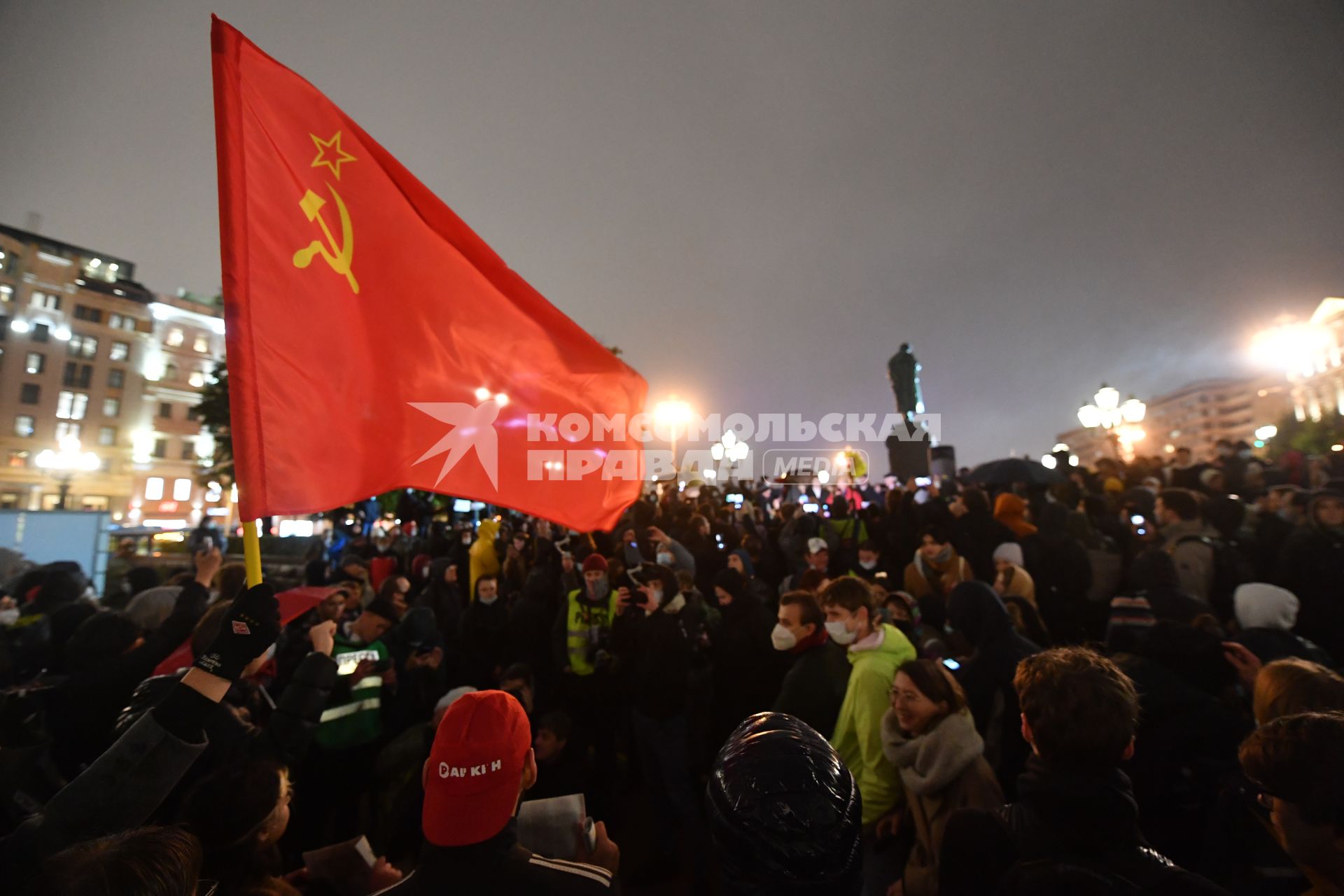 Москва.  Участники несанкционированной акции протеста  КПРФ по итогам выборов депутатов Государственной Думы Федерального собрания РФ VIII созыва на Пушкинской площади.