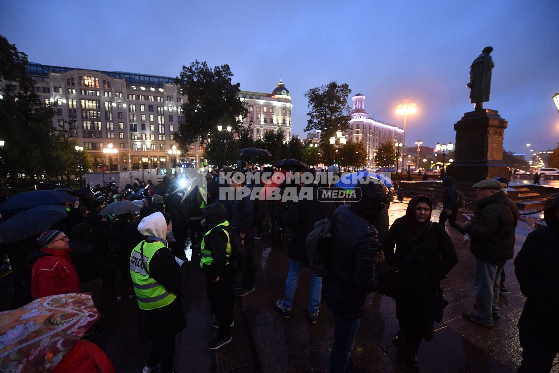 Москва.  Участники несанкционированной акции протеста  КПРФ по итогам выборов депутатов Государственной Думы Федерального собрания РФ VIII созыва на Пушкинской площади.