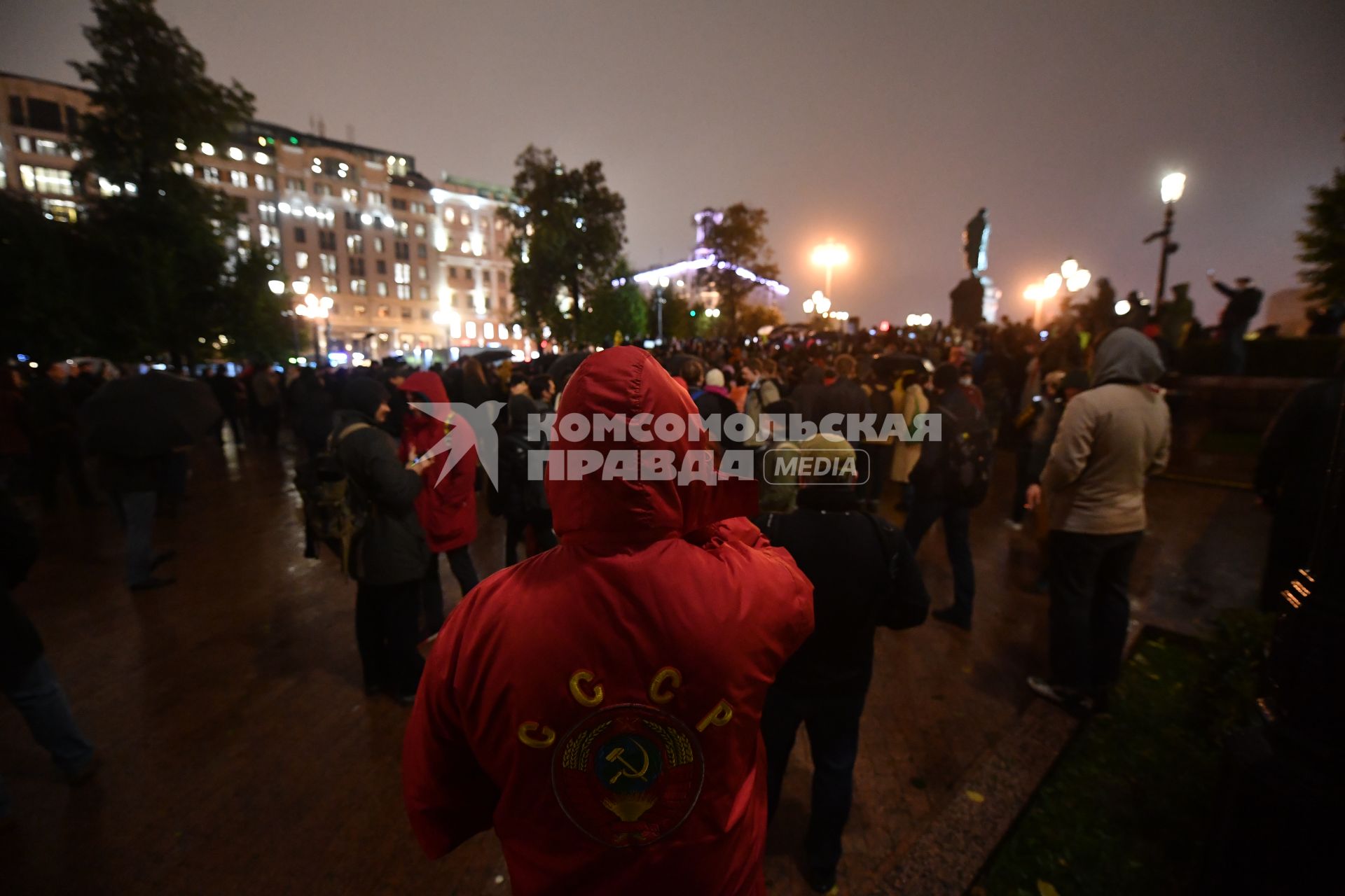 Москва.  Участники несанкционированной акции протеста  КПРФ по итогам выборов депутатов Государственной Думы Федерального собрания РФ VIII созыва на Пушкинской площади.