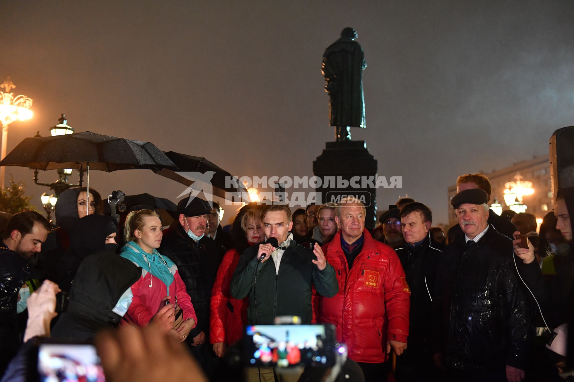 Москва. Первый секретарь Московского городского комитета, член президиума ЦК КПРФ Валерий Рашкин ( в красной куртке) во время несанкционированной акции протеста  КПРФ по итогам выборов депутатов Государственной Думы Федерального собрания РФ VIII созыва на Пушкинской площади.