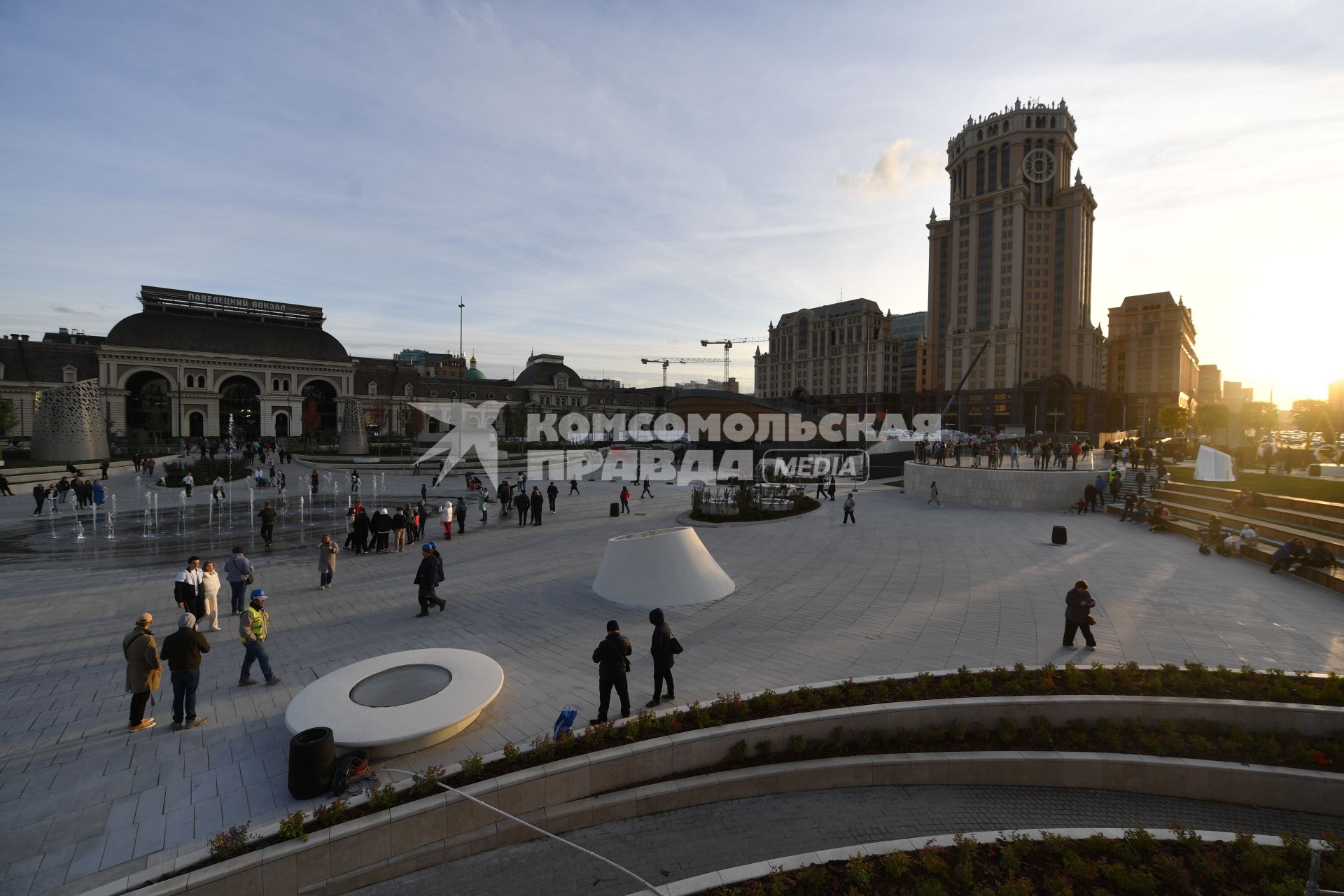 Москва. Люди гуляют в новой части парка, открытой на Павелецкой пощади.