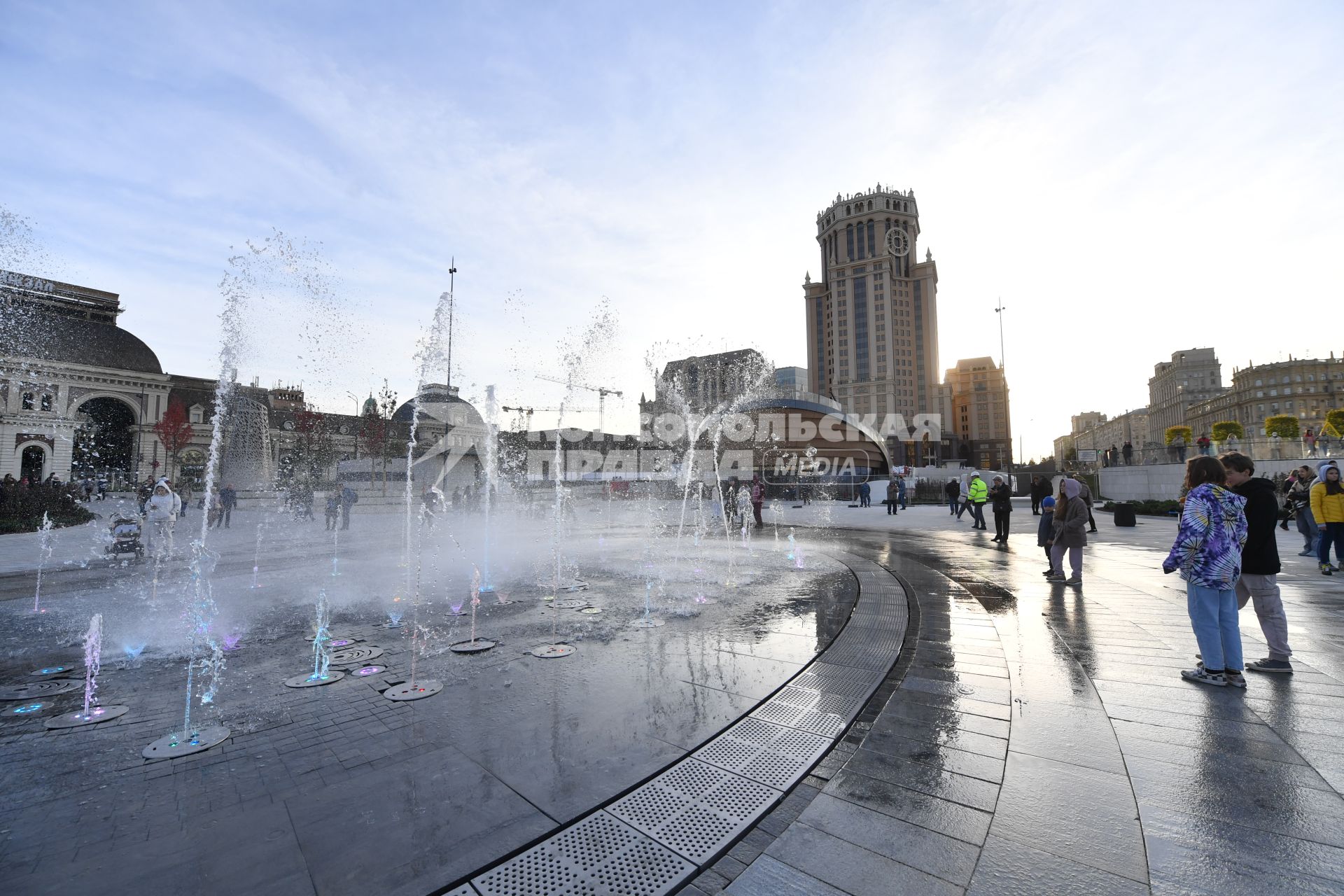 Москва. Прохожие у фонтана  в новой части парка, открытой на Павелецкой пощади.