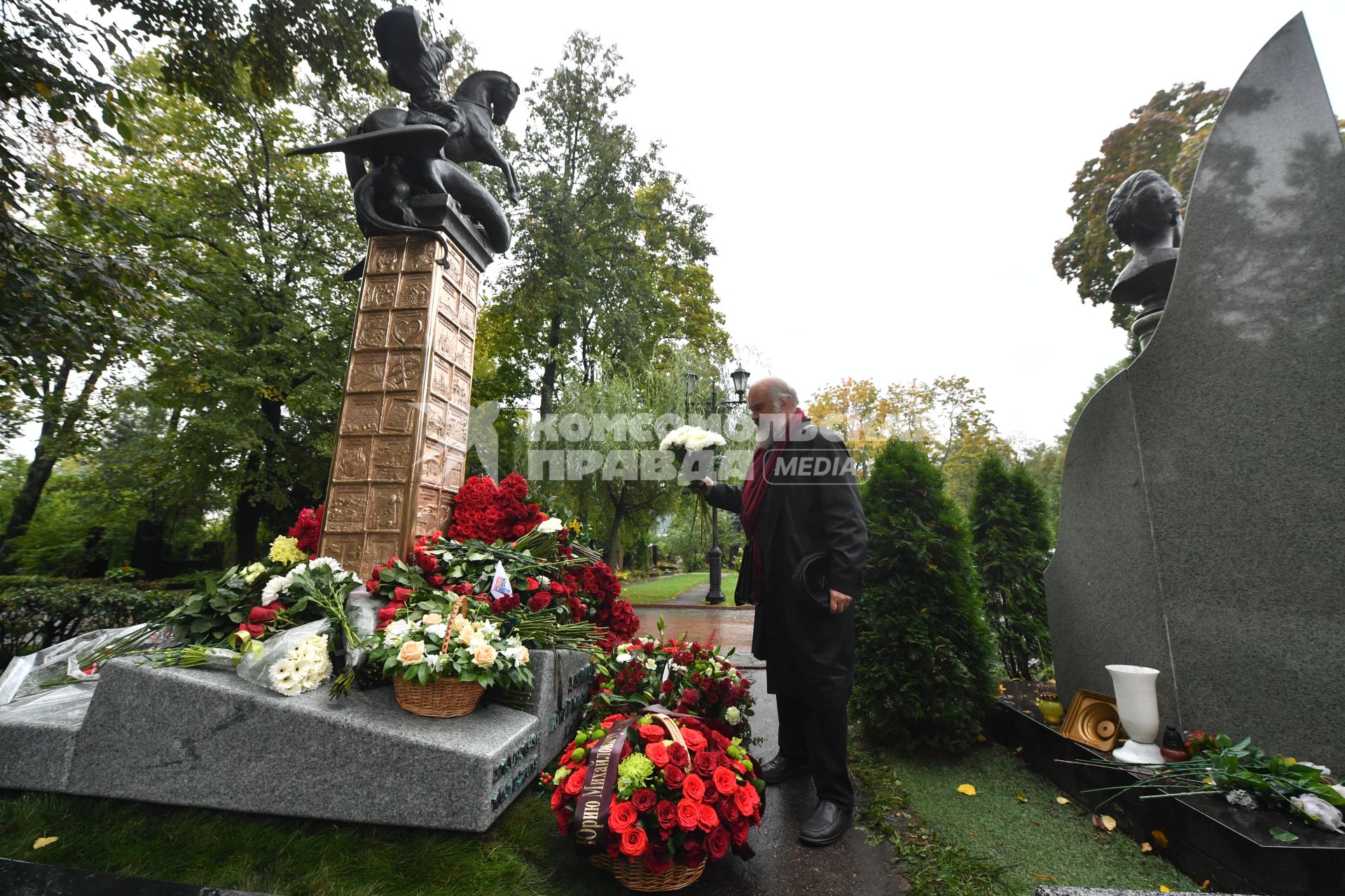 Москва. Художник Сергей Андрияка у могилы бывшего мэра Москвы Юрия Лужкова на Новодевичьем кладбище, где в день его рождения открыли памятник.