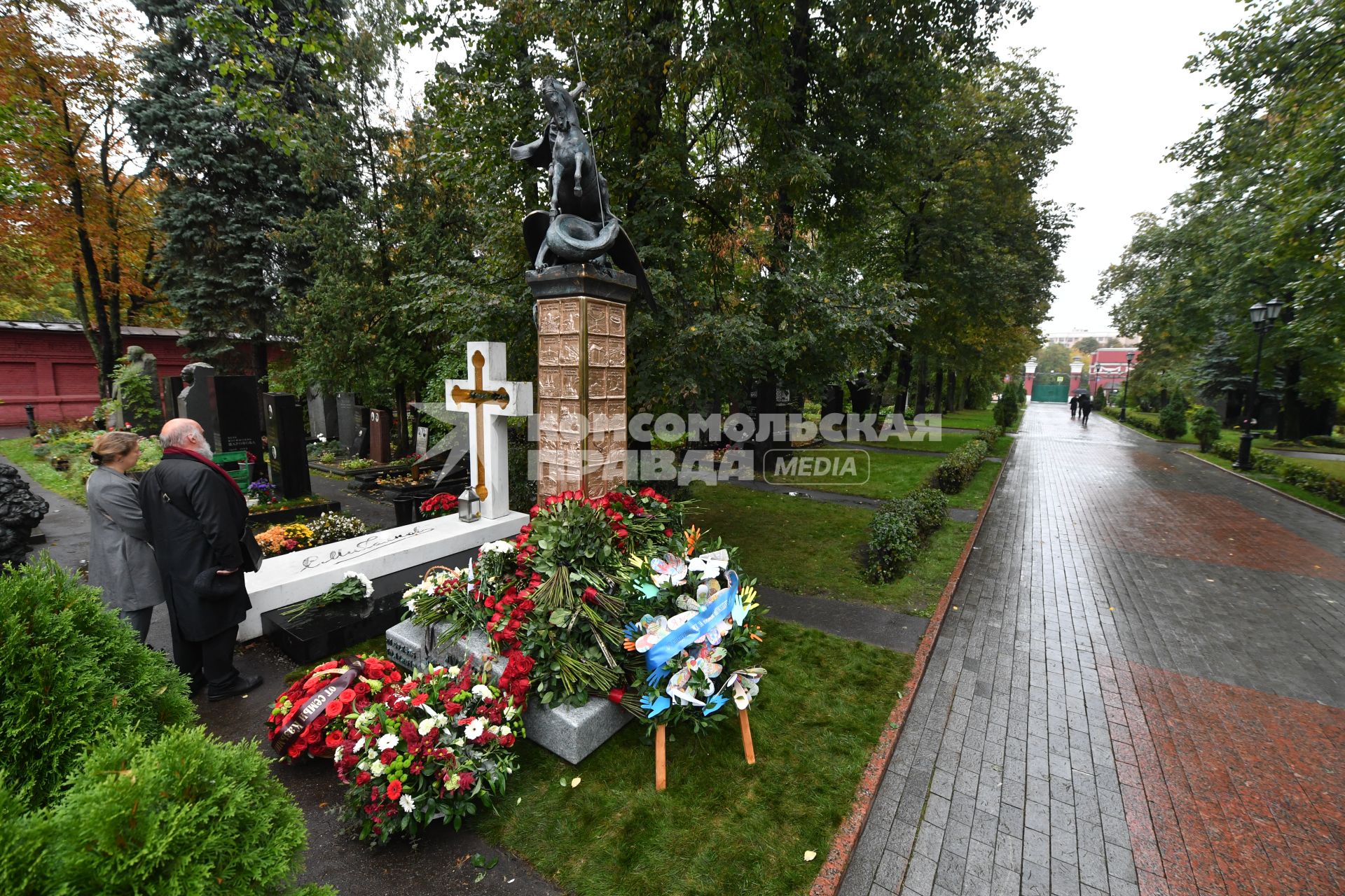 Москва. Художник Сергей Андрияка у могилы бывшего мэра Москвы Юрия Лужкова на Новодевичьем кладбище, где в день его рождения открыли памятник.