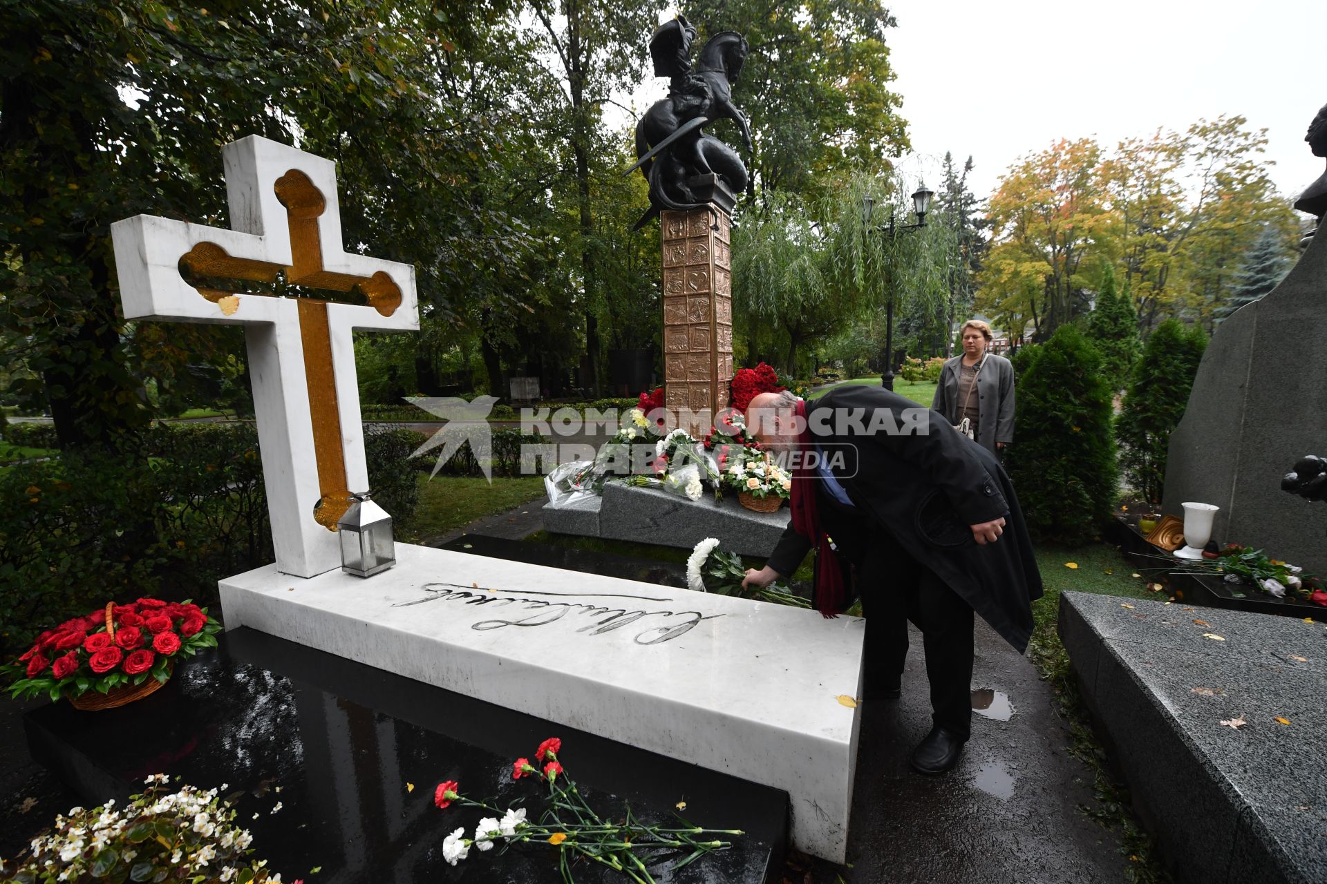 Москва. Художник Сергей Андрияка у могилы бывшего мэра Москвы Юрия Лужкова на Новодевичьем кладбище, где в день его рождения открыли памятник.