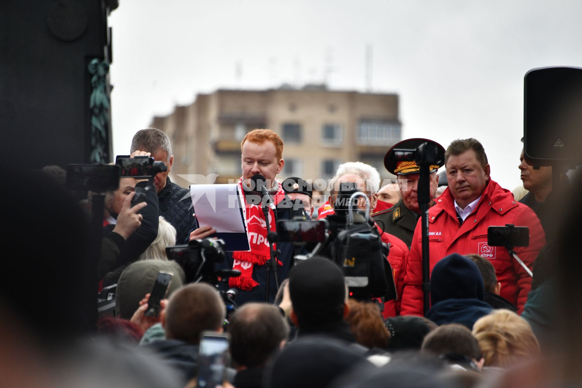 Москва. Депутат от КПРФ Денис Парфенов (слева) и заместитель председателя ЦК КПРФ Владимир Кашин (справа) во время несанкционированной акции КПРФ по итогам выборов в Госдуму на Пушкинской площади.