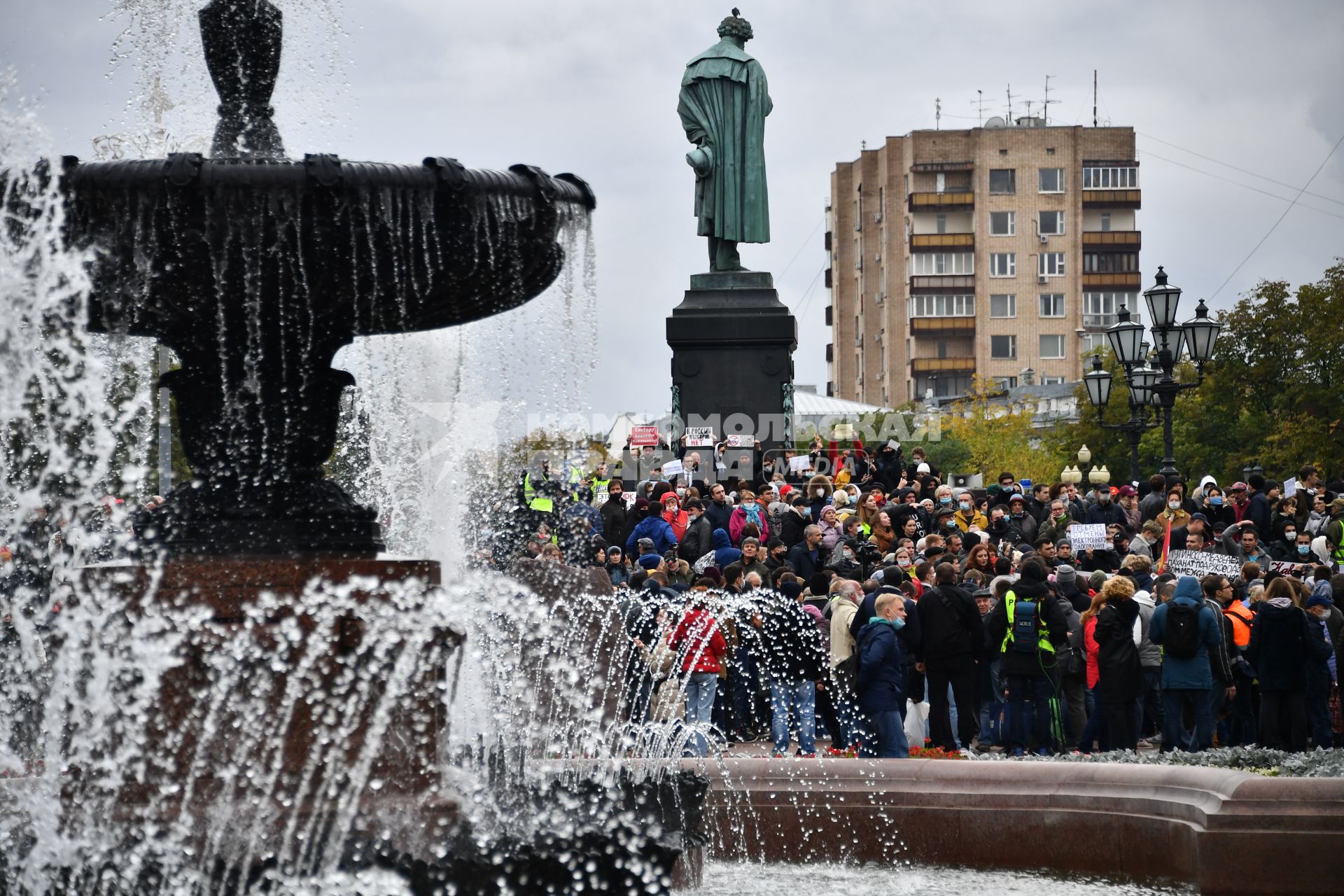 Москва. Несанкционированная акция КПРФ по итогам выборов в Госдуму на Пушкинской площади.