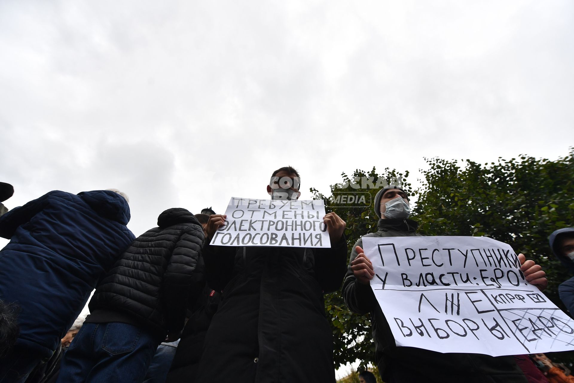 Москва. Несанкционированная акция КПРФ по итогам выборов в Госдуму на Пушкинской площади.