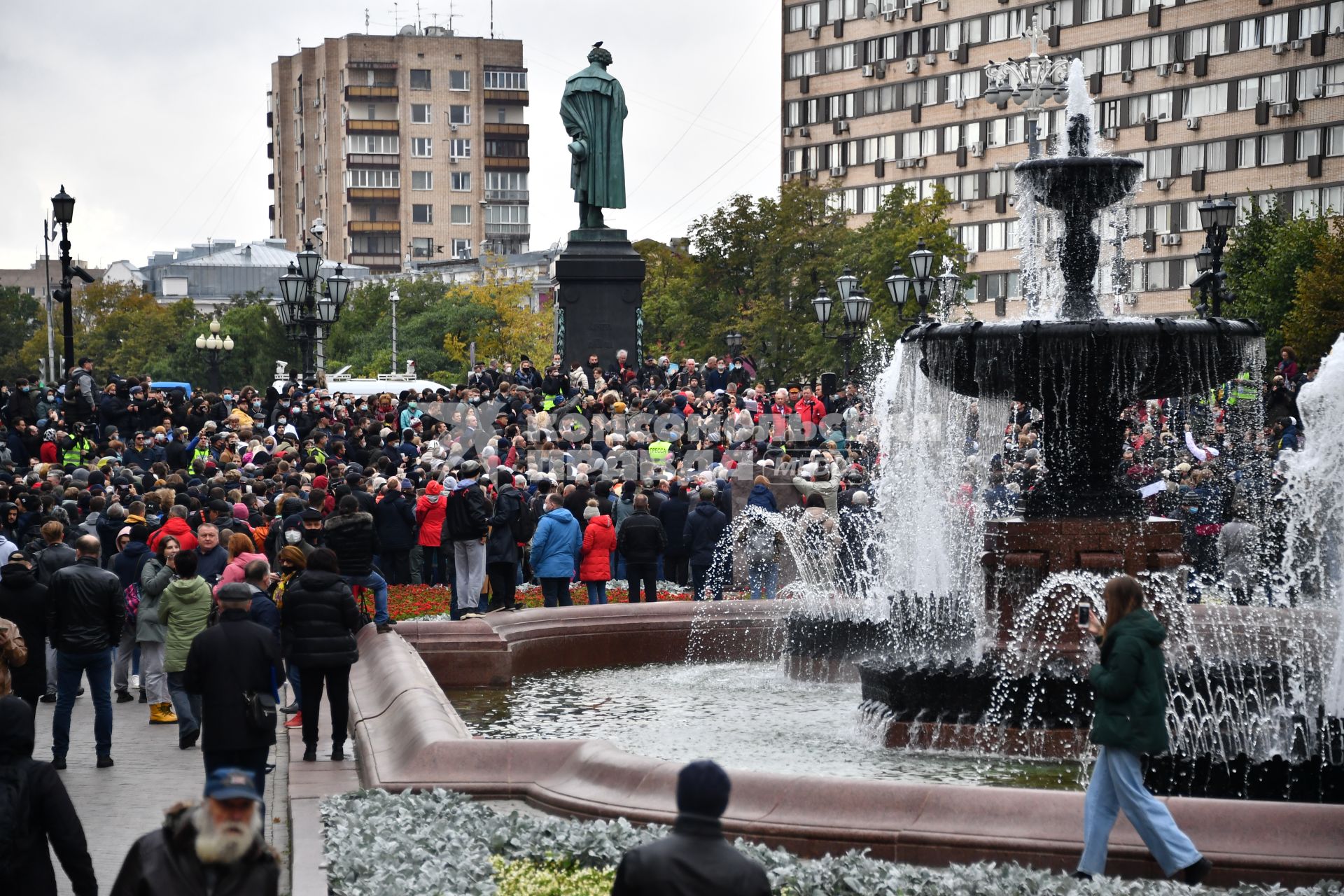 Москва. Несанкционированная акция КПРФ по итогам выборов в Госдуму на Пушкинской площади.