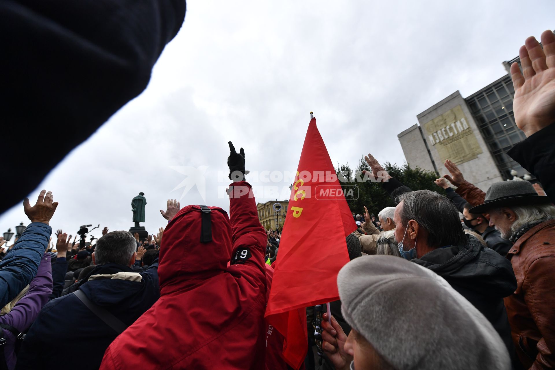 Москва. Несанкционированная акция КПРФ по итогам выборов в Госдуму на Пушкинской площади.