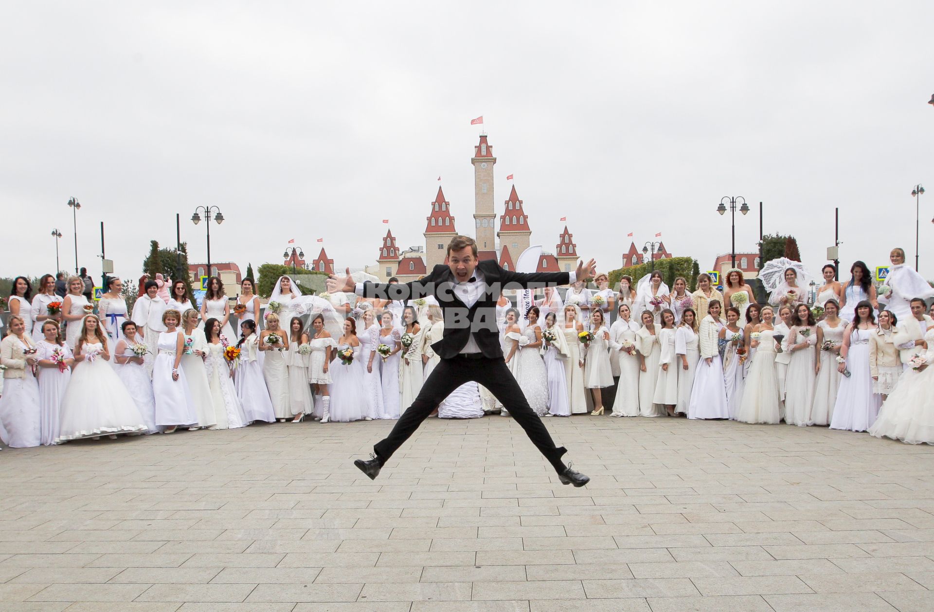 Москва. Праздник `Парад невест` МногоМама`, организованный Центром помощи многодетным семьям, в парке развлечений `Остров Мечты`.