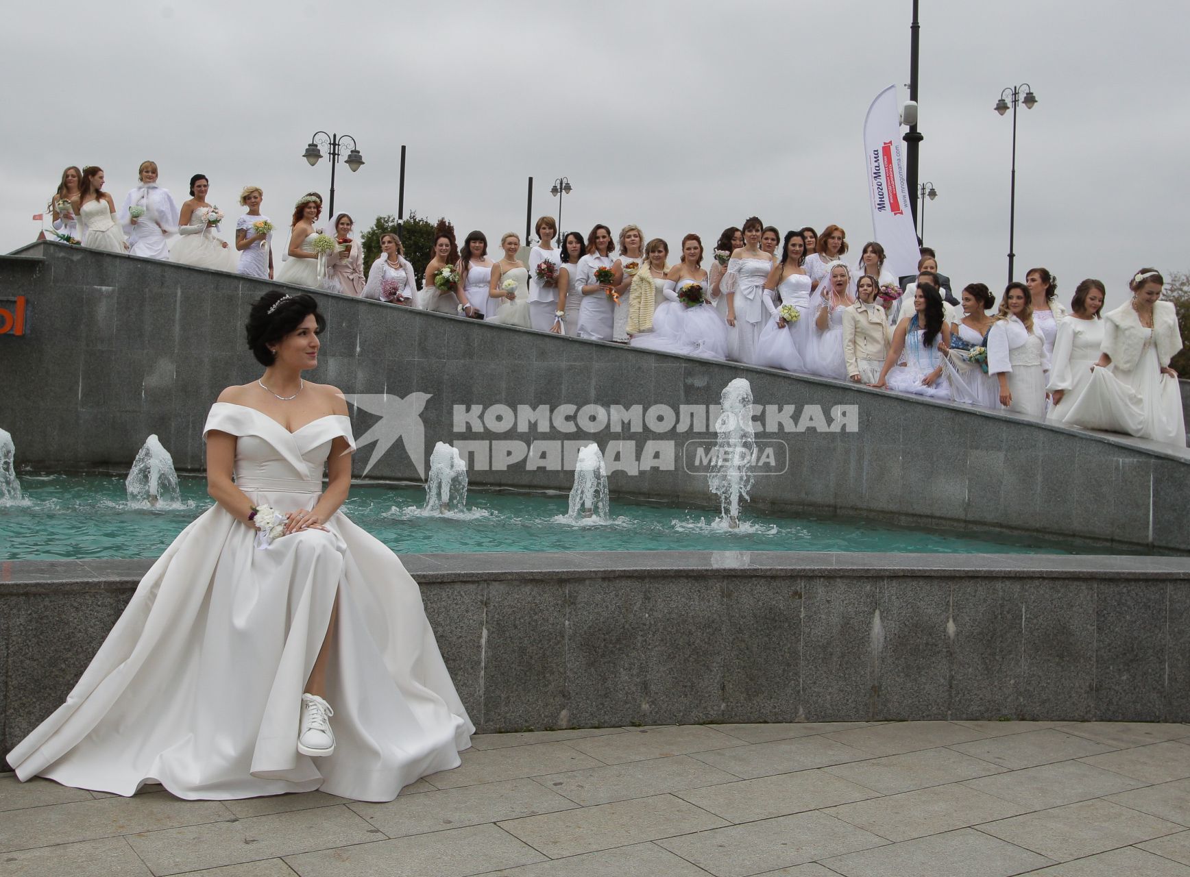 Москва. Праздник `Парад невест` МногоМама`, организованный Центром помощи многодетным семьям, в парке развлечений `Остров Мечты`.