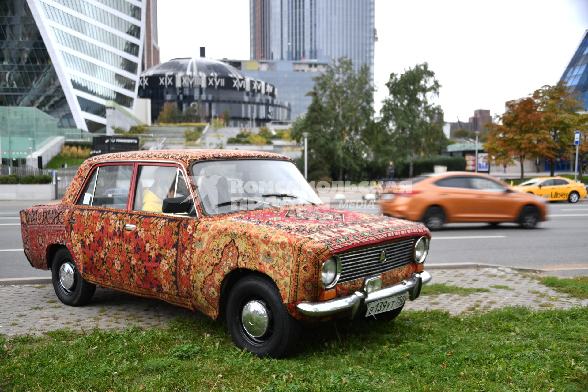 Москва. Обшитая коврами машина ВАЗ-2101 `Жигули`.