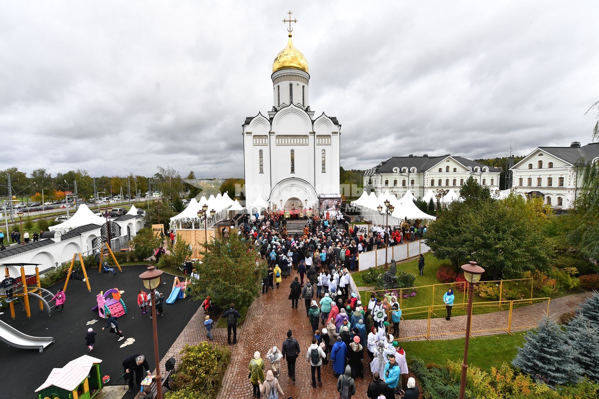 Московская область.  Молебен во время Елисаветинского крестного хода , посвященного 130-летию присоединения к православию Великой Княгини Елизаветы Фёдоровны.