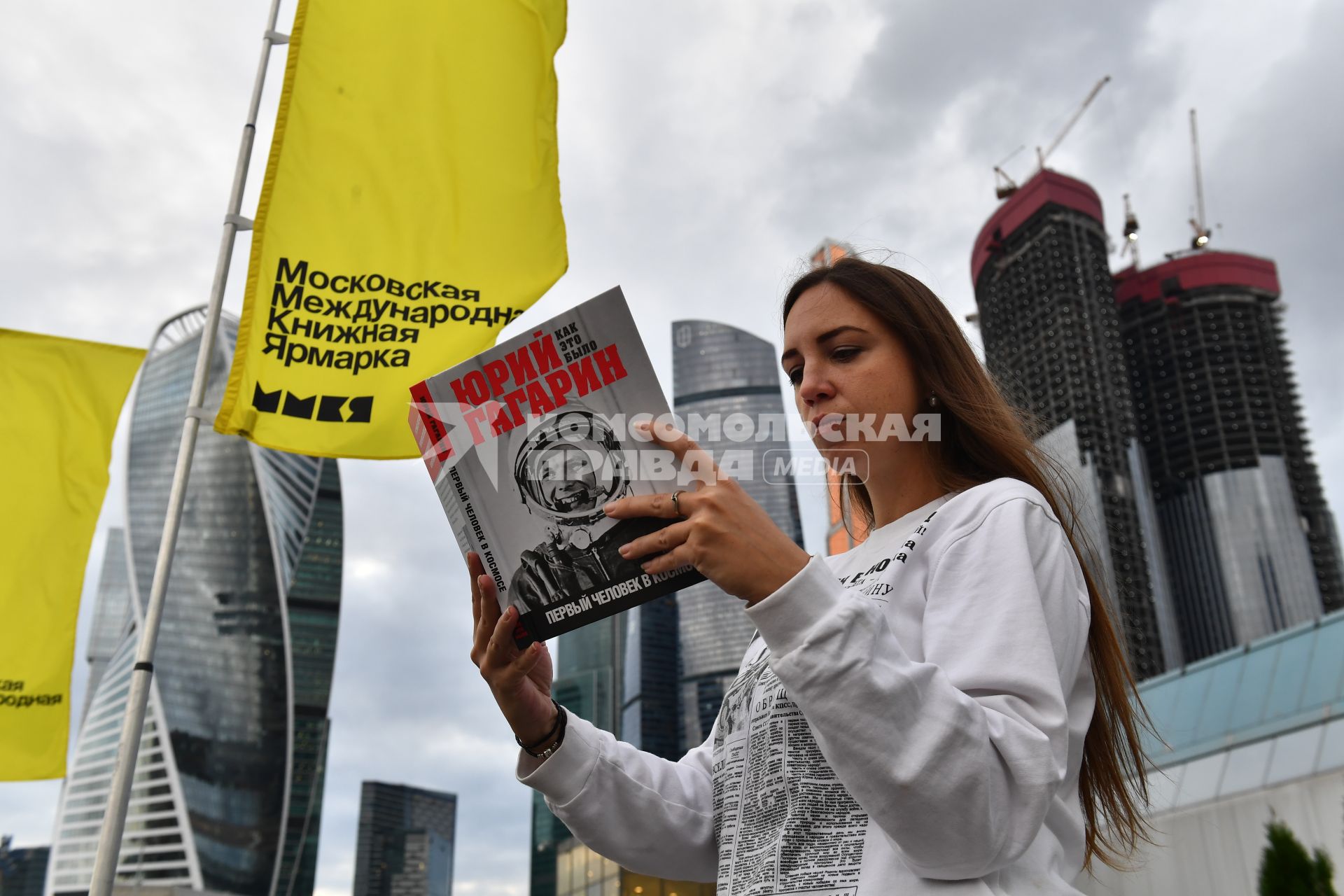 Москва. Посетительница на 34-ой Московской международной книжной ярмарке .