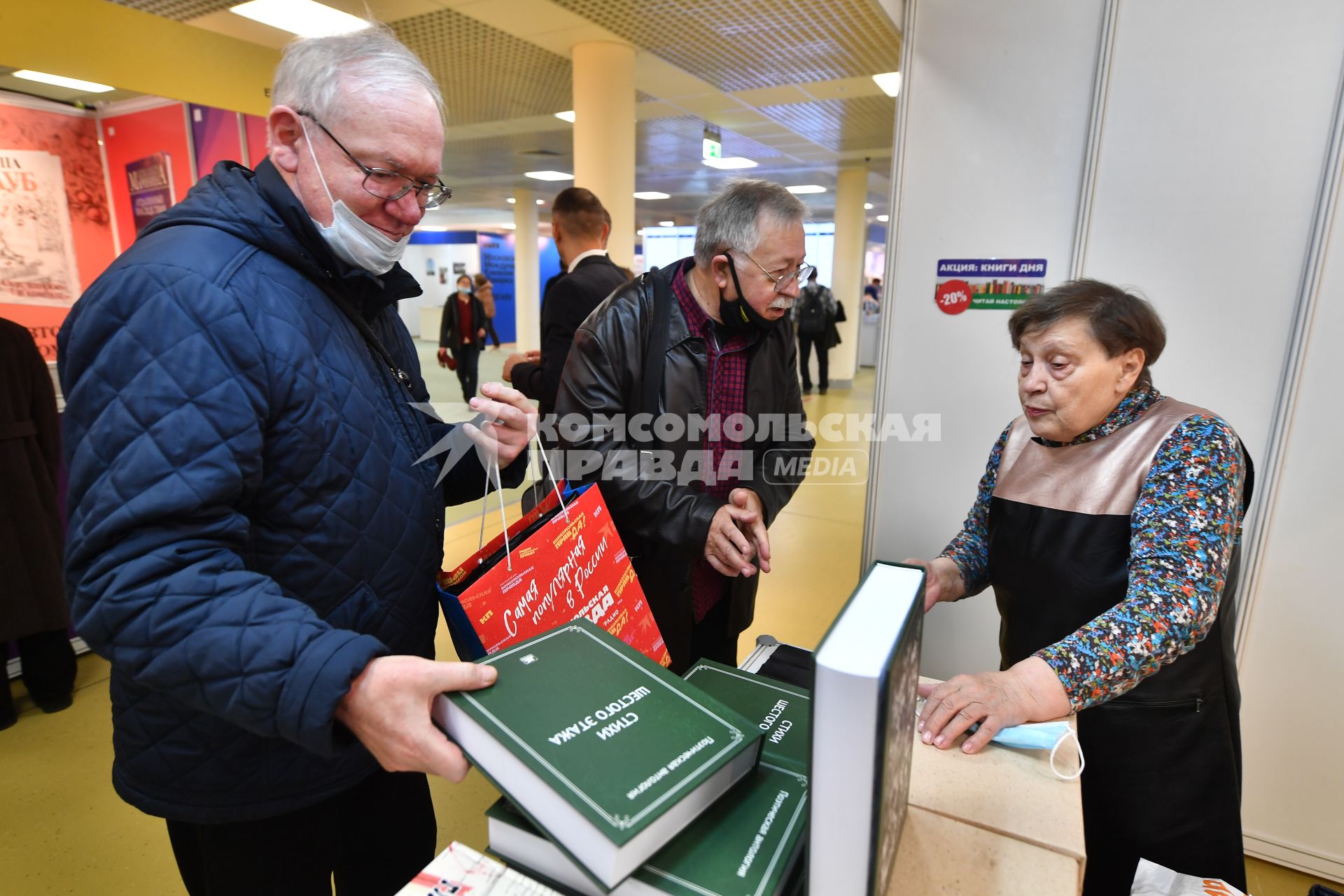 Москва. Художник Валентин Дружинин (в центре) на 34-ой Московской международной книжной ярмарке в ЦВК `Экспоцентр`.