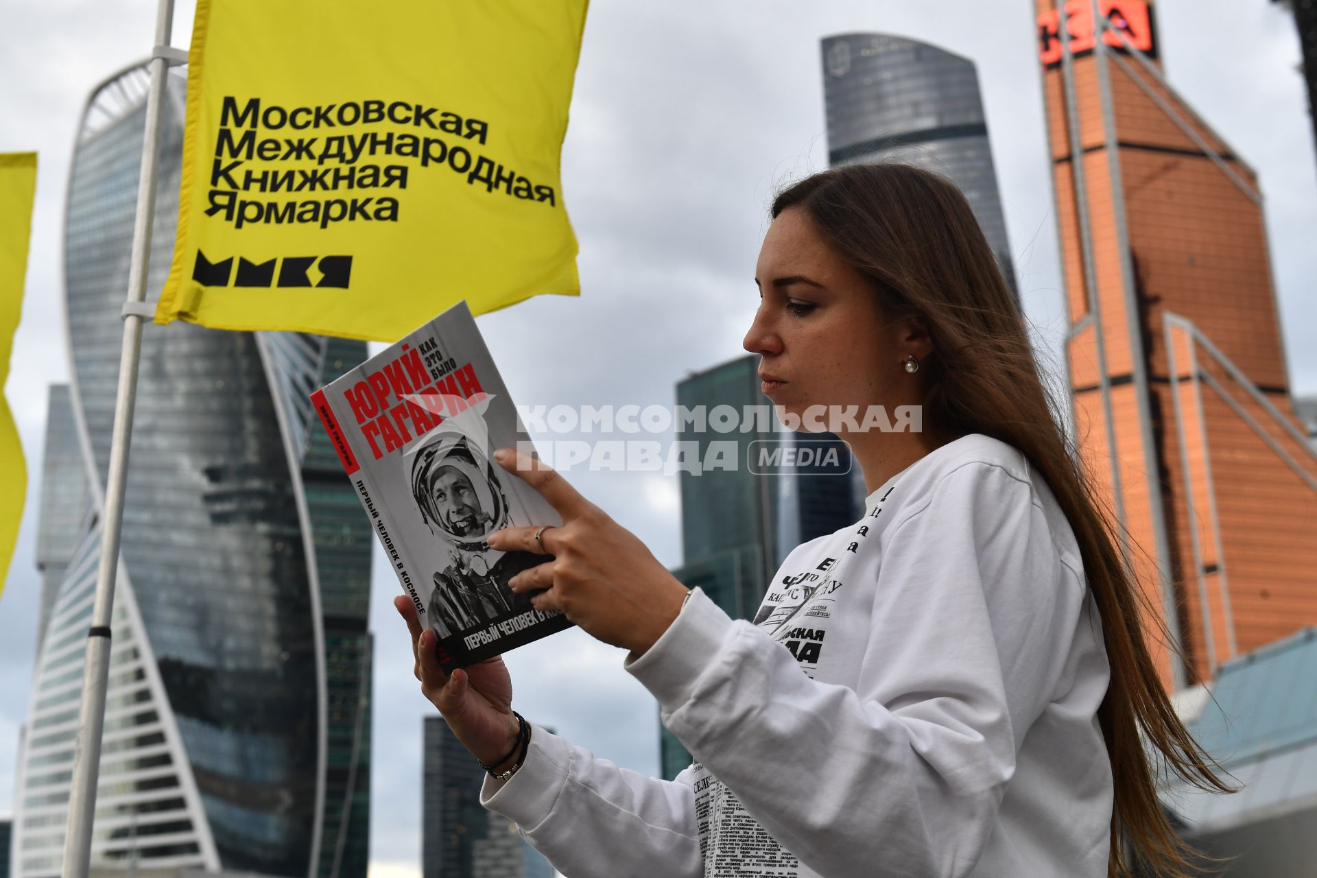 Москва. Посетительница на 34-ой Московской международной книжной ярмарке .