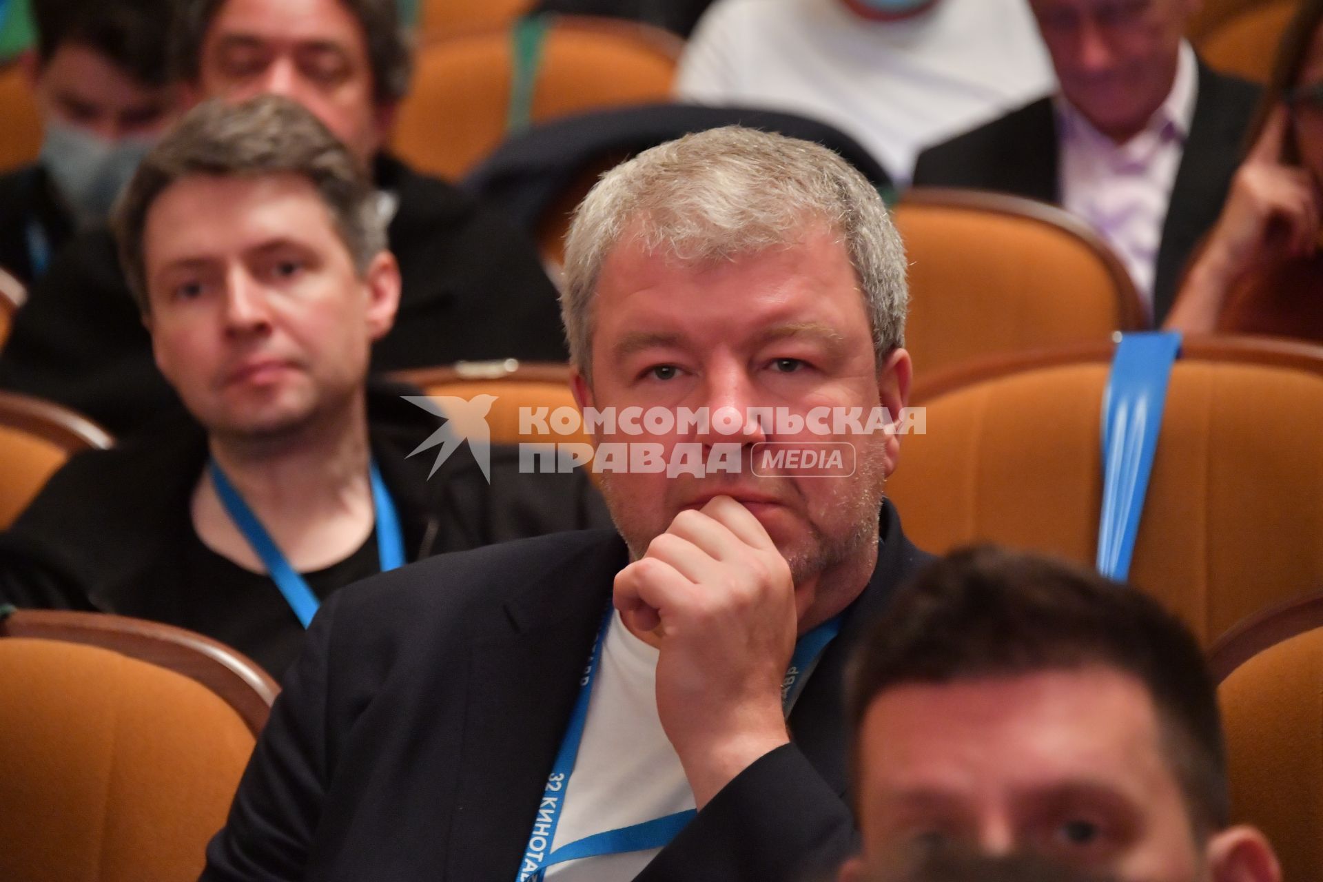 Сочи. Актер Александр Робак (в центре) перед показом сериала режиссера Нурбека Эгена `Самка Богомола` от платформы START в рамках XXXII Открытого российского кинофестиваля `Кинотавр`.