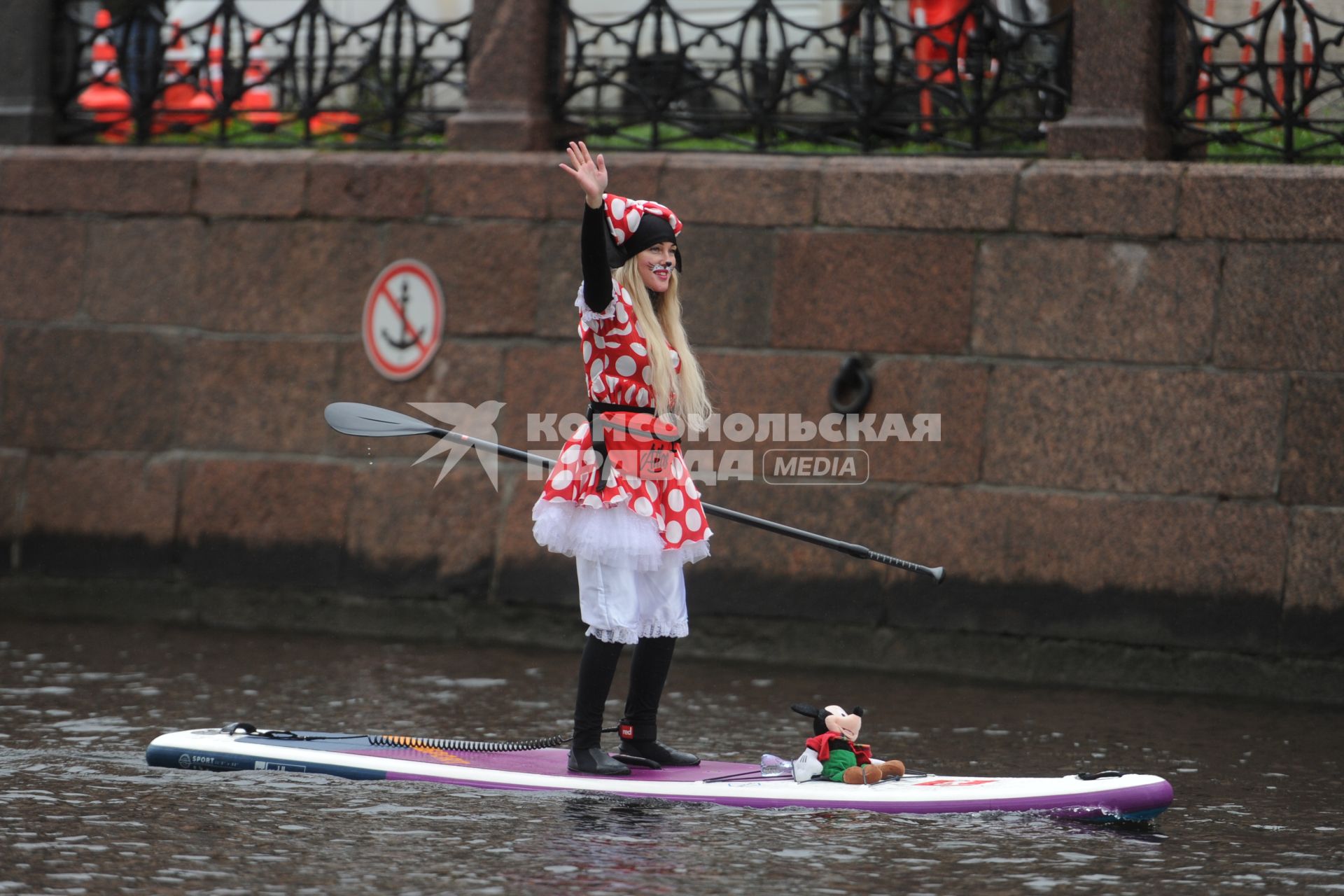 Санкт-Петербург. Участница SUP-заплыва в карнавальных костюмах в рамках социальной акции `Гостеприимный Петербург`, приуроченной к Всемирному дню туризма.