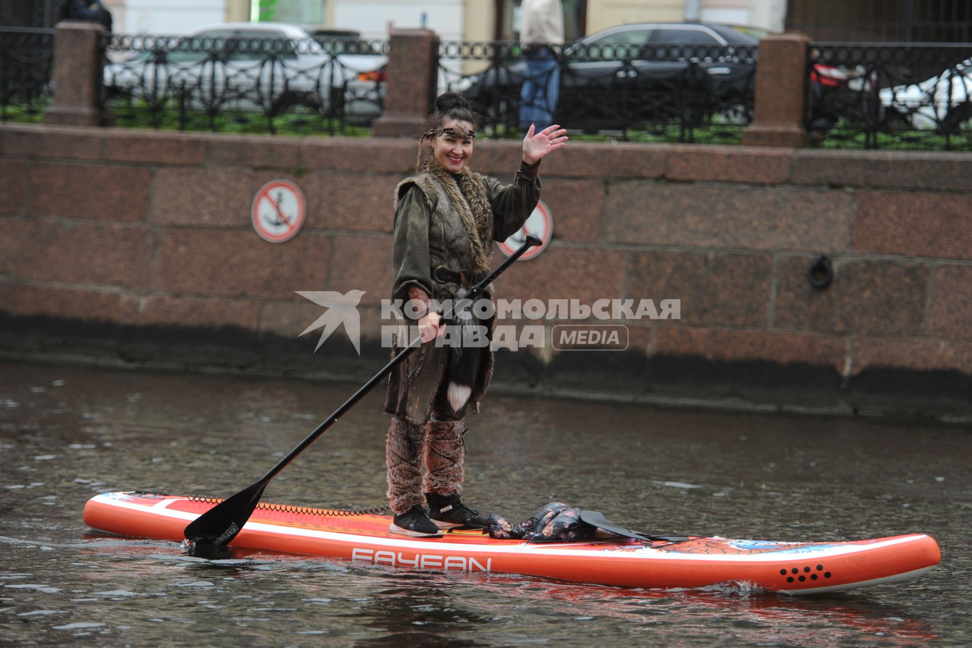 Санкт-Петербург. Участница SUP-заплыва в карнавальных костюмах в рамках социальной акции `Гостеприимный Петербург`, приуроченной к Всемирному дню туризма.