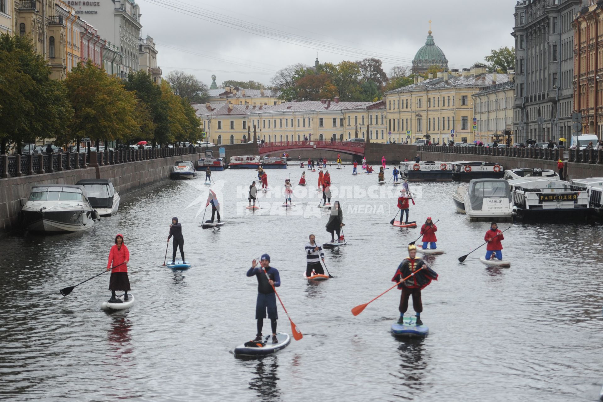 Санкт-Петербург. Участники SUP-заплыва в карнавальных костюмах в рамках социальной акции `Гостеприимный Петербург`, приуроченной к Всемирному дню туризма.