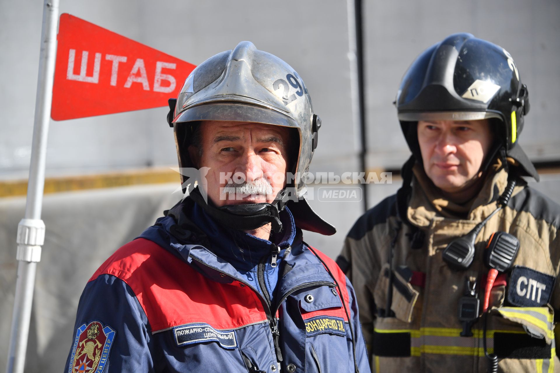 Москва. Заместитель начальника Пожарно-спасательного центра Эдуард Бондаренко (слева) во время пожарно-тактических учений в строящейся башне `Москва-Сити` (ММДЦ).