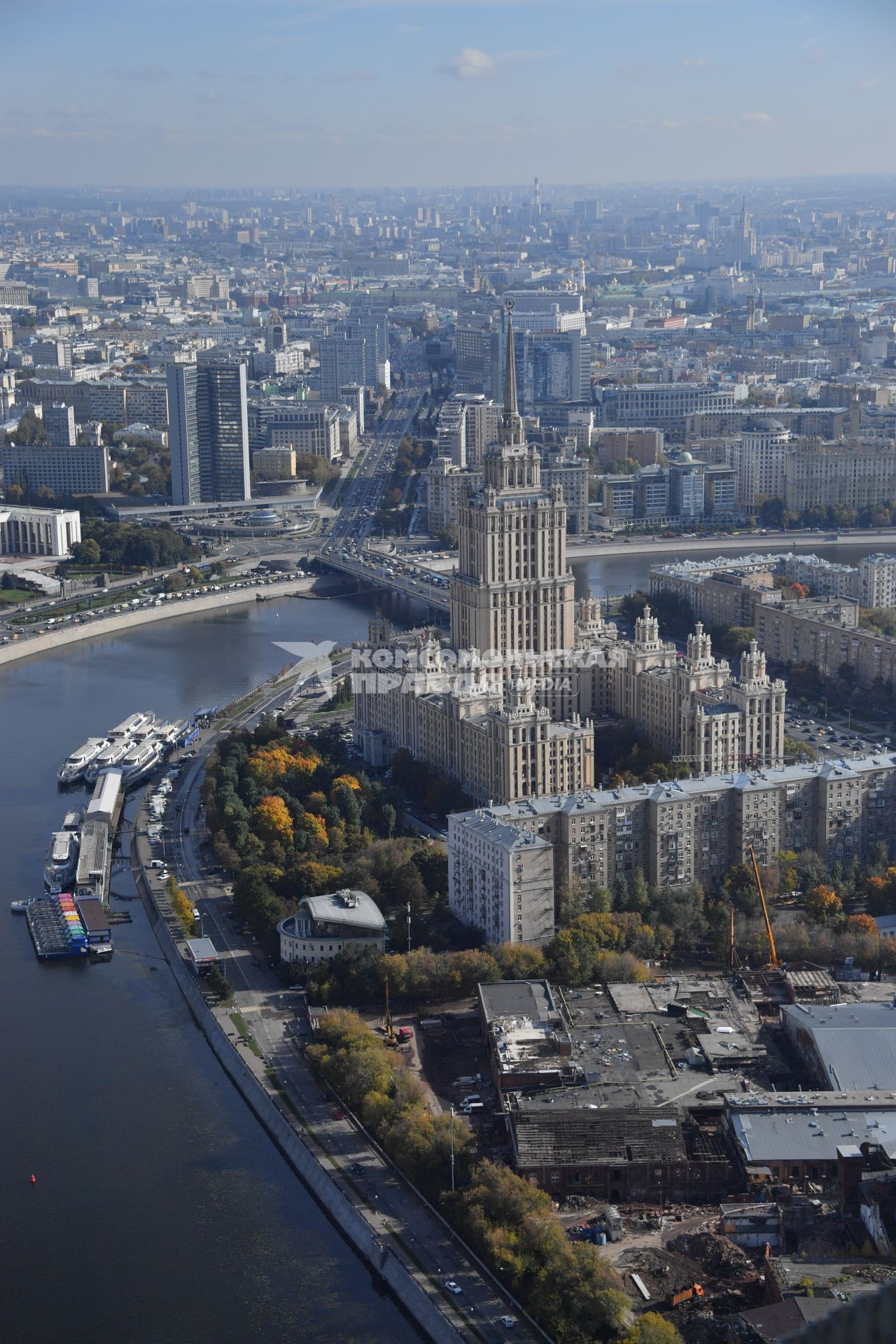 Москва. Вид на здание правительства Москвы (бывшее здание Совета экономической взаимопомощи (СЭВ) - (дом-книжка), улицу Новый Арбат  и гостиницу `Рэдиссон Ройал -Рэдиссон-Московская` (бывшая `Украина`) (справа).