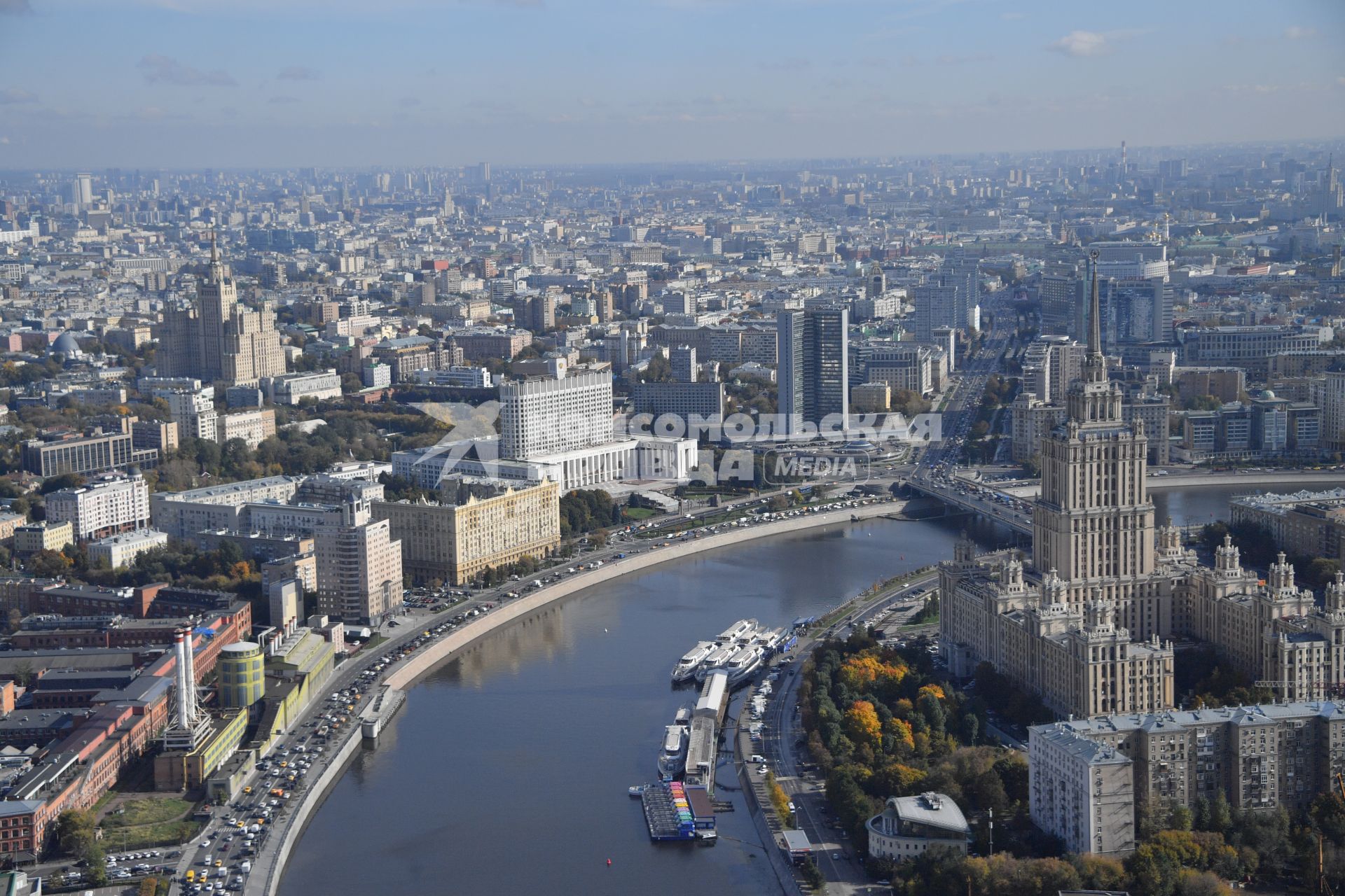 Москва. Вид на Жилой дом на Кудринской площади (слева), Дом правительства РФ (Белый дом), здание правительства Москвы (бывшее здание Совета экономической взаимопомощи (СЭВ) - (дом-книжка) и гостиница `Рэдиссон Ройал -Рэдиссон-Московская` (бывшая `Украина`) (справа).