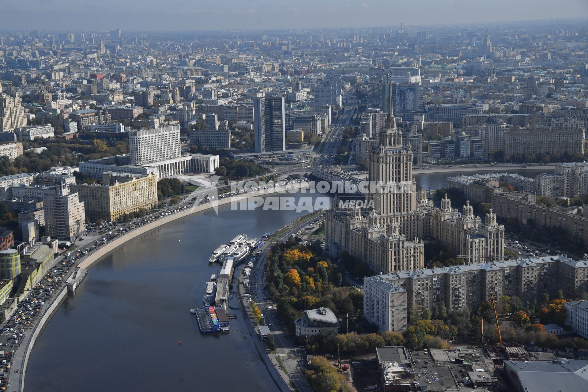 Москва. Вид на Дом правительства РФ (Белый дом), здание правительства Москвы (бывшее здание Совета экономической взаимопомощи (СЭВ) - (дом-книжка) и гостиница `Рэдиссон Ройал -Рэдиссон-Московская` (бывшая `Украина`).