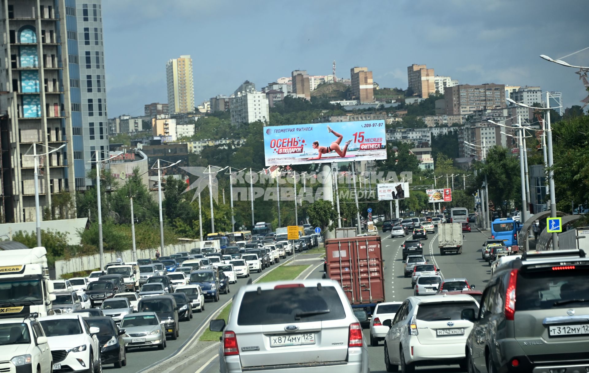 Владивосток. Автомобильное движение на одной из улиц города.