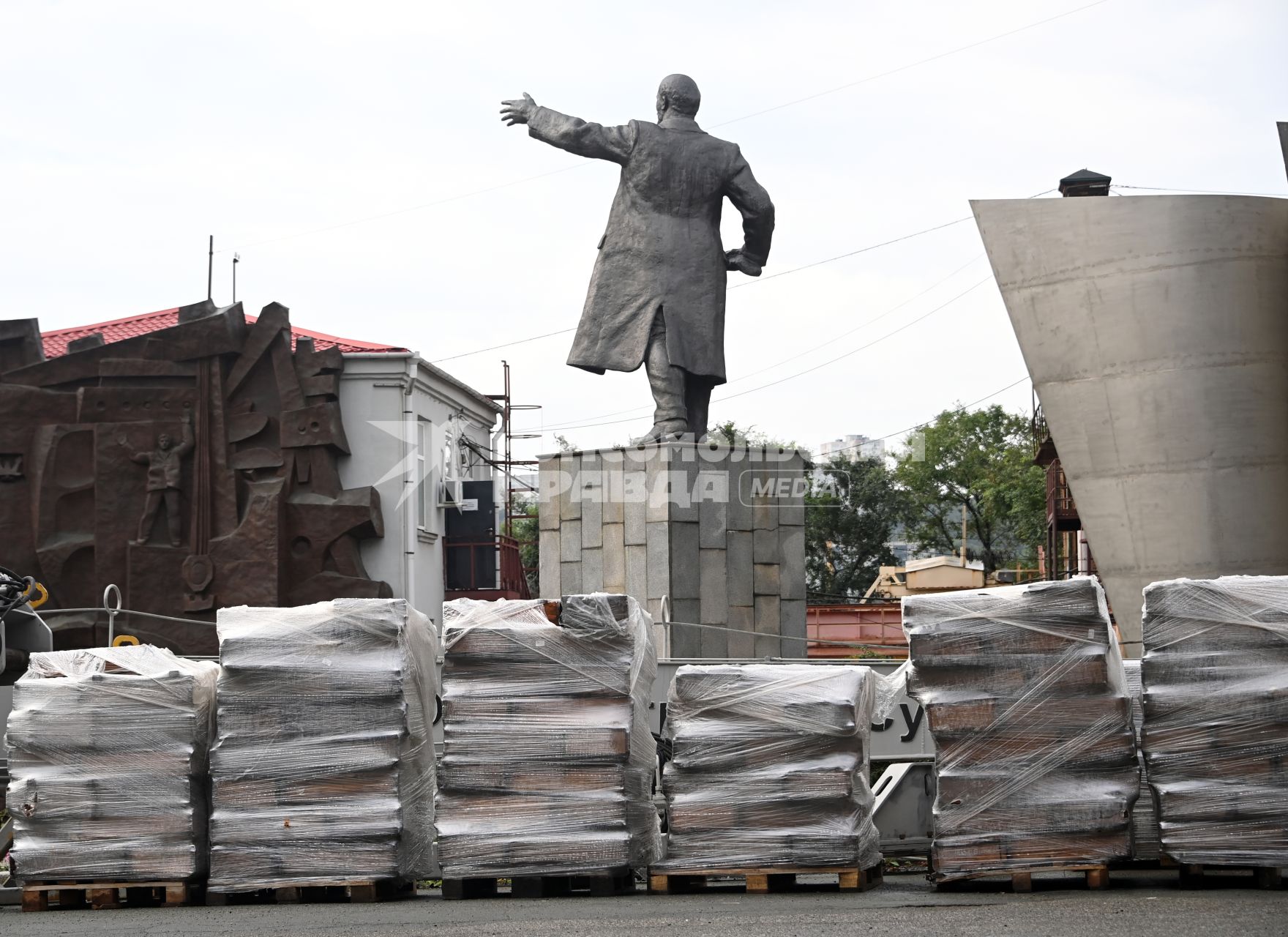 Владивосток. Памятник В.И. Ленину на Привокзальной площади.