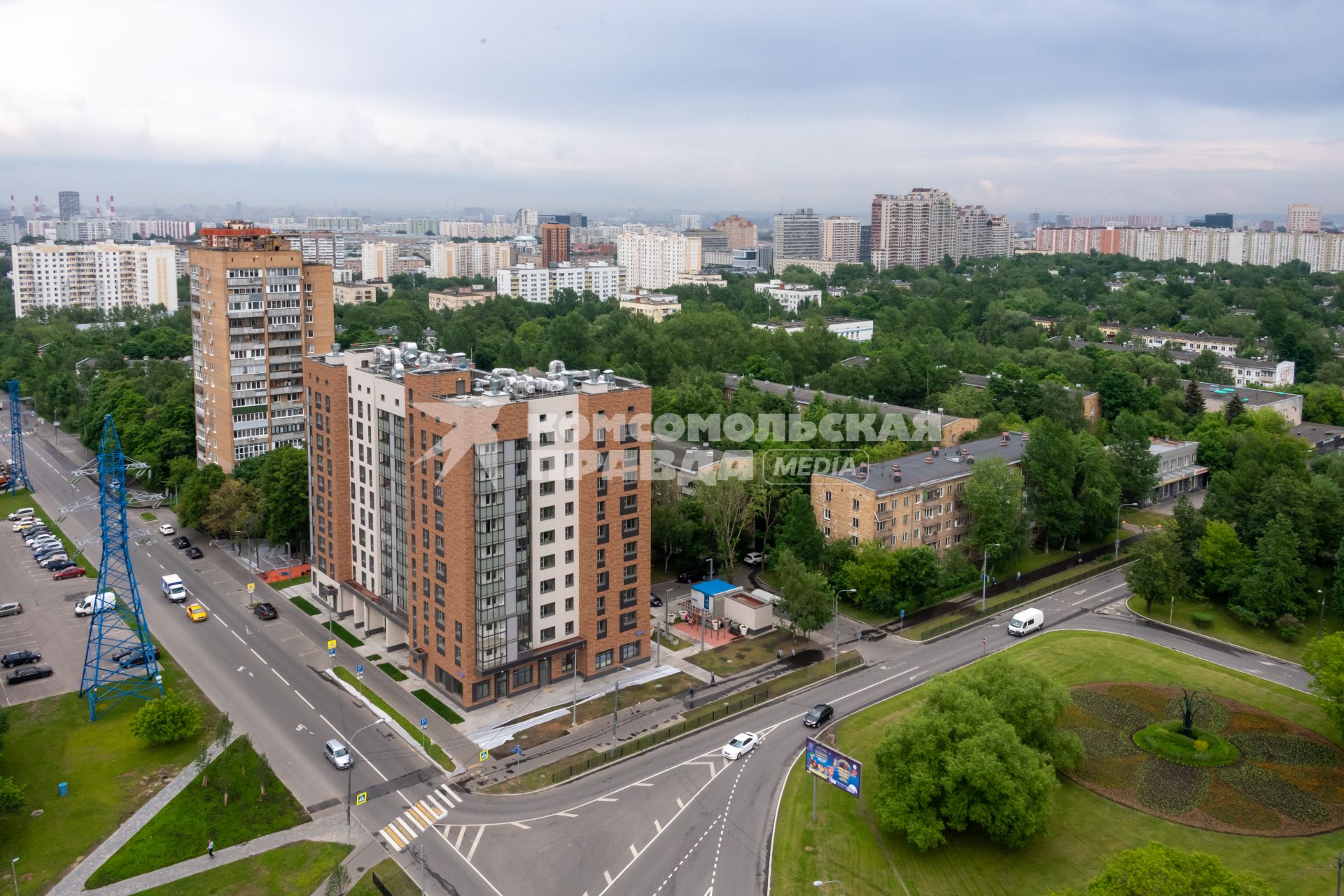 Москва. 10-этажный новый жилой дом по программе реновации в районе Черемушки.