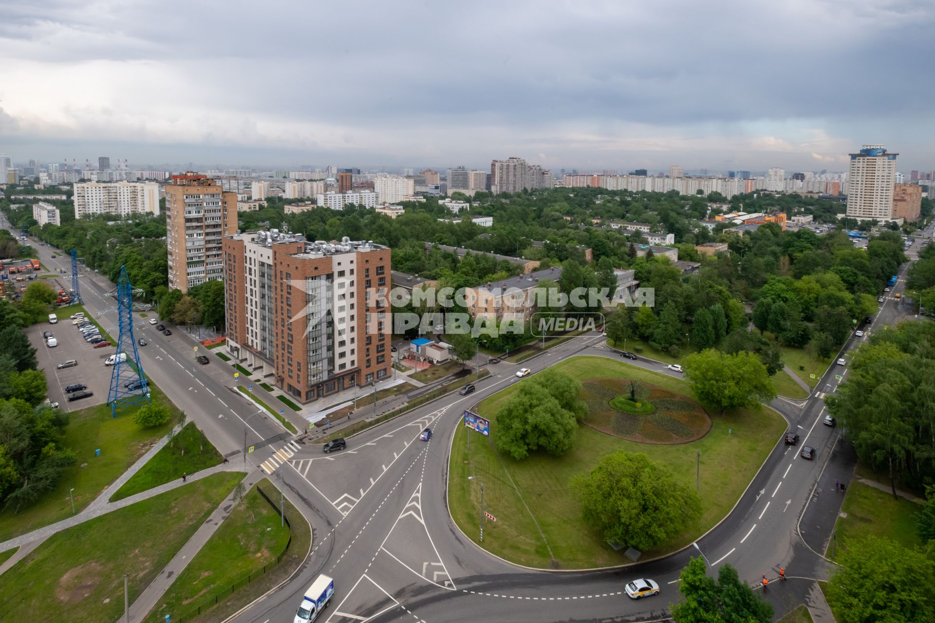 Москва. 10-этажный новый жилой дом по программе реновации в районе Черемушки.