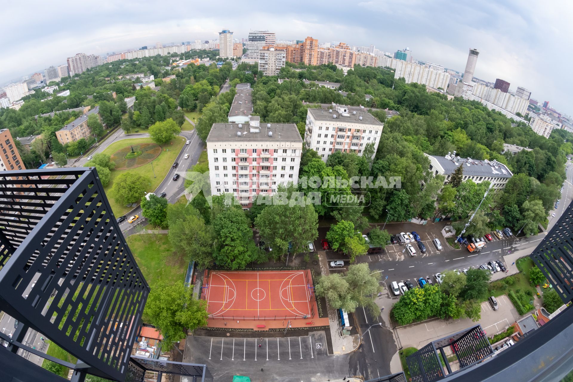 Москва. Вид на жилые дома в районе Черемушки.