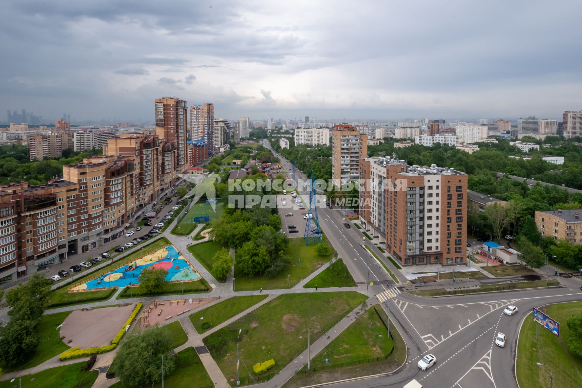 Москва. 10-этажный новый жилой дом по программе реновации в районе Черемушки.