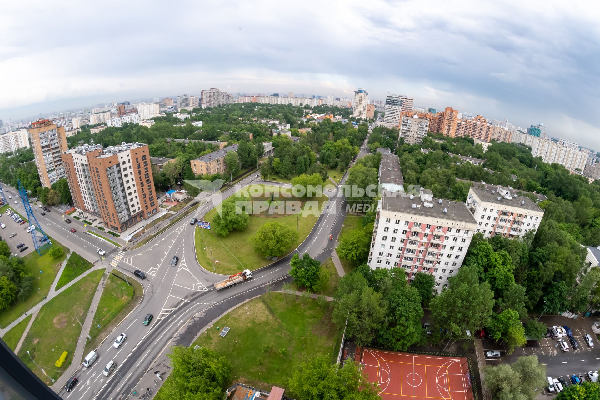 Москва. 10-этажный новый жилой дом по программе реновации в районе Черемушки.